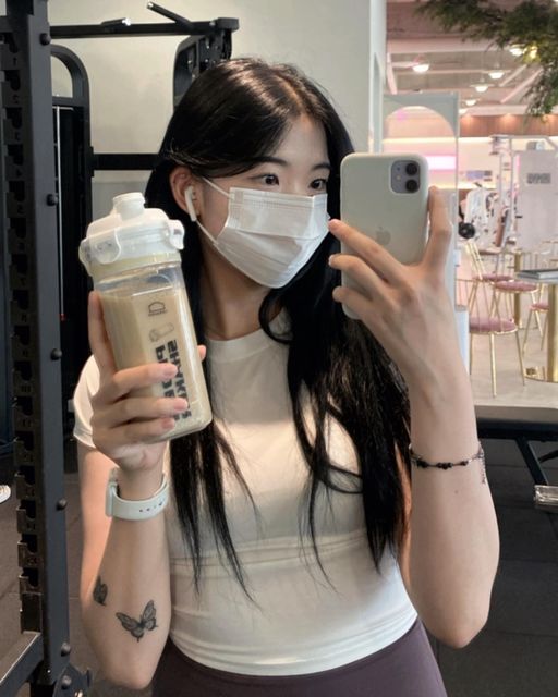 김신아 on Instagram: "#광고 너무예쁜 텀블러 ! 요새 운동할때 매일매일 가지고 다녀요 !! 가루가 뭉치지 않게끔 구성이 되어있고 터지지 않아서 매일 들고 다녀도 걱정이 없답니다 ㅎㅎ #광고#