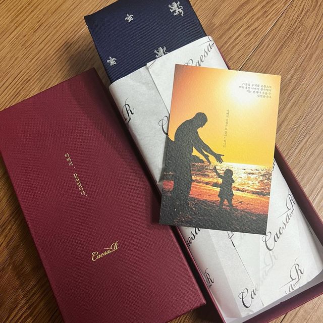 ＳＯＮＪＵＨＥＥ✨ on Instagram: "- 울 아버님 드릴 넥타이 드디어 배송왔다❤️ 수제넥타이에 이니셜도 새겨주고 포장은 또 왜케 정성스러운데?😳 멋쟁이 우리 아버님께 진짜 고급스럽게
