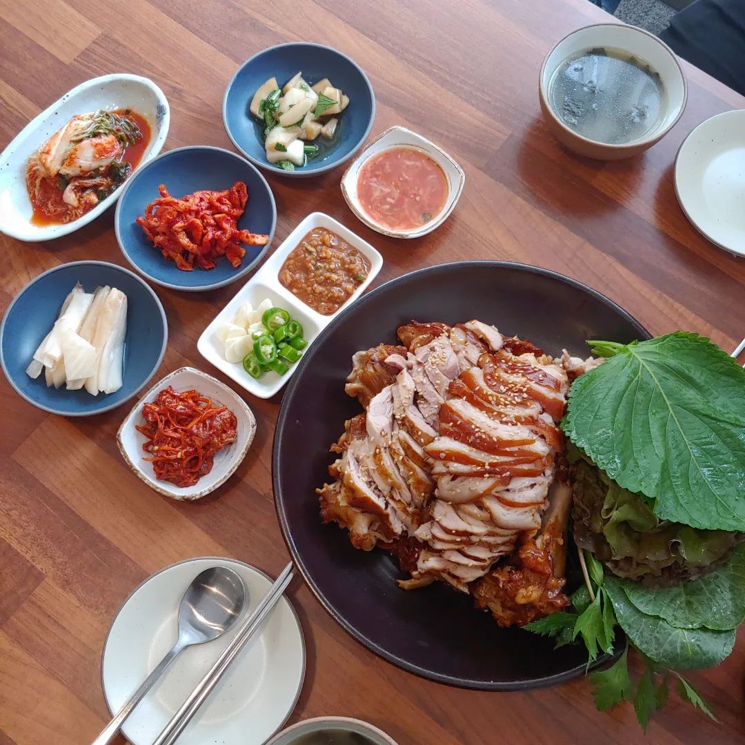 #협찬 #댕리단길맛집 #안양족발맛집 #진족발보쌈
안양 댕리단길에 위치한 족발 찐 맛집에 다녀왔어요😀
두번째 방문인데 여전히 맛나더라고요👍
직원분도 친절하고 음식이 빨리 나와서 더욱 만족❤
뒷다리 족발이 매장 할인 가격 25,000원이라 저렴해요😊
뒷다리도 완전 맛나답니다 
앞다리는 더더 맛있겠죠!
분위기도 좋고 깔끔하고 매장이 진짜 시원해서 뻘뻘 흘리던 땀이 금세 말라버렸어요😅
요즘 식당이 시원한 게 맛있는 거 만큼 중요하거든요
#매장할인이벤트 계속되고 있으니 저렴한 가격에 족발 보쌈 먹으러 가보세요
완전 추천하고 싶은 곳입니다 맛보장!💯
보글보글 계란찜은 서비스예요😁

#안양일번가족발#안양족발#진족발보쌈#댕리단길#야식메뉴#안야보쌈#일번가족발#댕리단길추천#안양먹거리#안양맛집#중앙시장족발