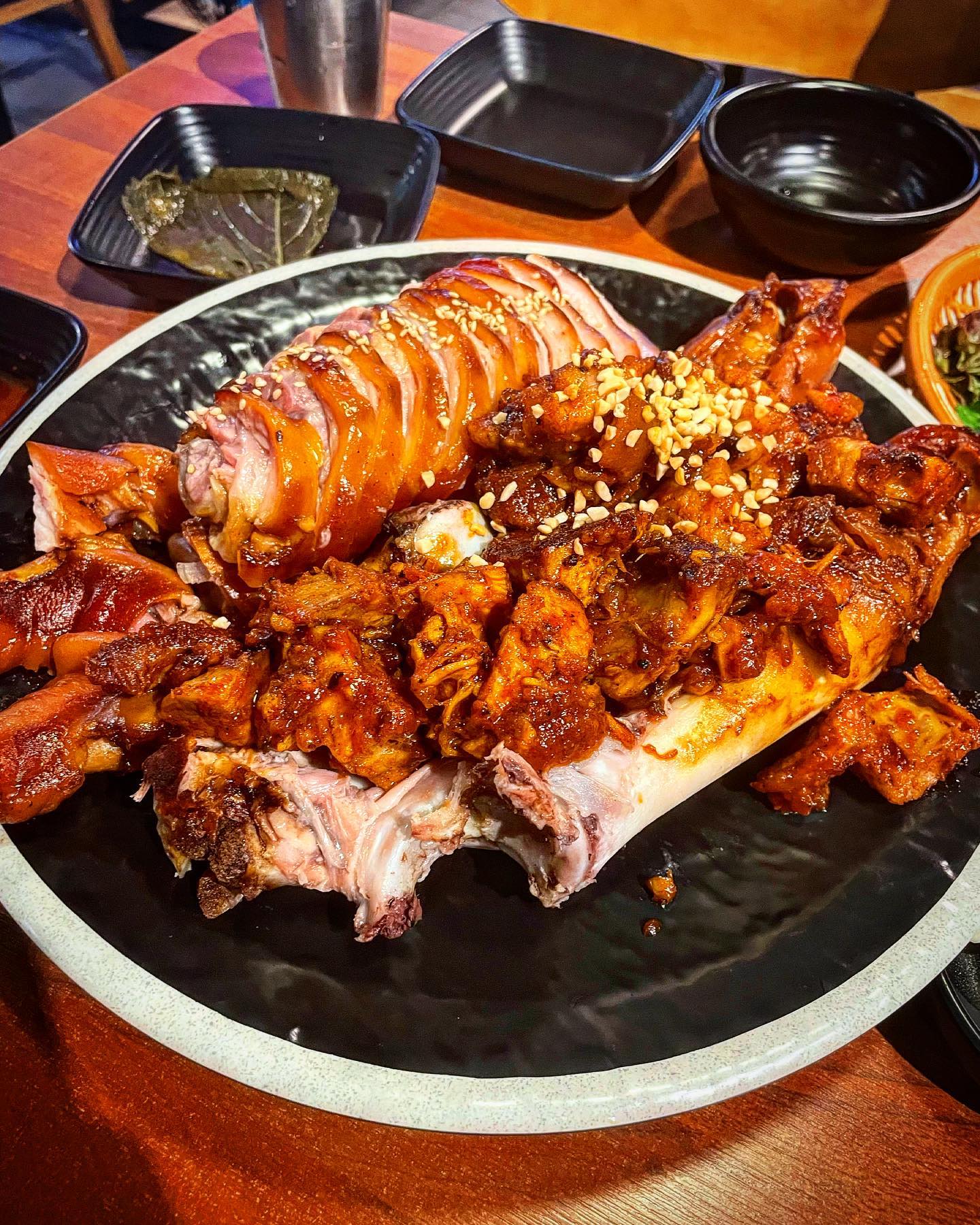 #경기도 #범계

🛖 경기 안양시 동안구 평촌대로223번길 20

#삼육오족발 #반반족발 #기본족발 #불족발

이 전에도 족발집 이였지만 다른 족발집으로 바뀌어서 가봤는데 역시나 아주 맛있는 족발집!!
족발은 역시 존맛탱입니다 야들야들 쫀득쫀득 불족도 그렇게 맵지않아 맵찔이분들도 먹을 수 있어서 아주 좋은 곳!! 강추🙋🏻‍♂️🙋🏻‍♂️