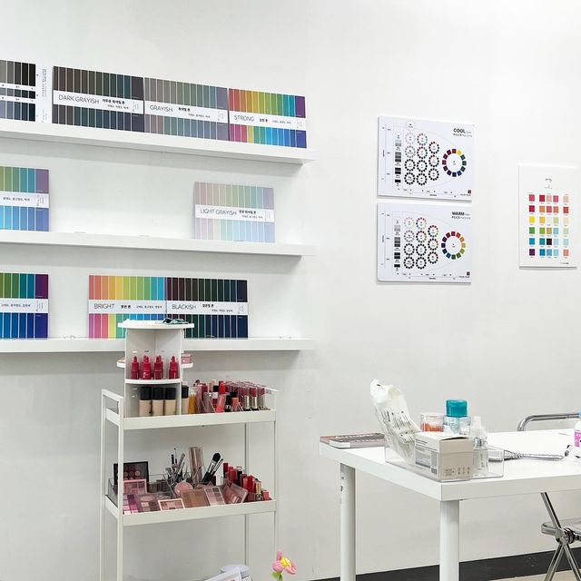❥ ❥한가커플❥ ❥ on Instagram: "🎨🎨우리의 컬러는🎨🎨 여행을 다녀오고 저희는 대략 3주전부터 예약했던 퍼스널컬러를 진단받으러 다녀왔습니다💐💐 이번 진단은 한수가 너무 해보고