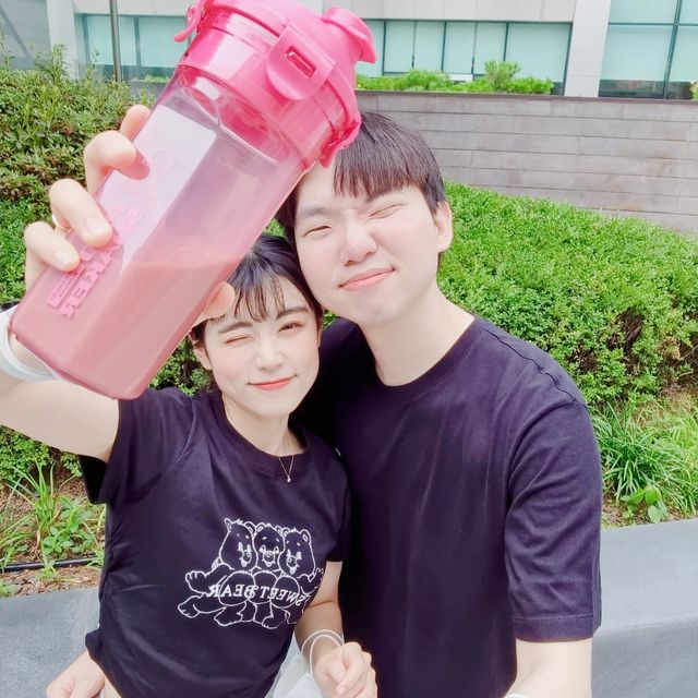 폴리이즘 커플🖤 on Instagram: "날씨도 더워지고 코로나 재유행도 하고 있는 요즈음.. 우리 인님들께서는 꾸준히 운동하고 계신가용🤸‍♀️ 저희 폴리들은 꾸준히 운동하려고 노력 중이에