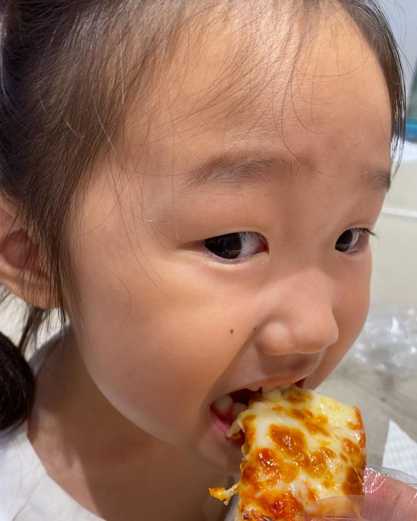 🍕
트니트니가 끝나면 항상
저녁을 먹고 오는데
어쩐일로 차온이가
"엄마 이거 먹고싶어요"라며
피자를 골랐다.

커가면서 먹거리에 대해
새로운것을 잘 받아들이지 못하는
보수적인 입맛(?)인 차온이가
오늘은 무슨일이지? 라며
냉큼 사먹였다.

음식 이름이
피자라는 것도 처음 알게되었다.

디피된 쇼케이스 속 피자가
차온이의 눈에는 치즈가 가득한
먹거리로 보였었나보다.

평소에는 어린이용 네모치즈 아니면
구워먹는 치즈를 먹어봤을 뿐인데
엄청난 도전을 한 것!

결론적으로는
피자 반의 반 정도를 
혼자 먹었다!!!

장하고 기특한
네살 차오니❤️