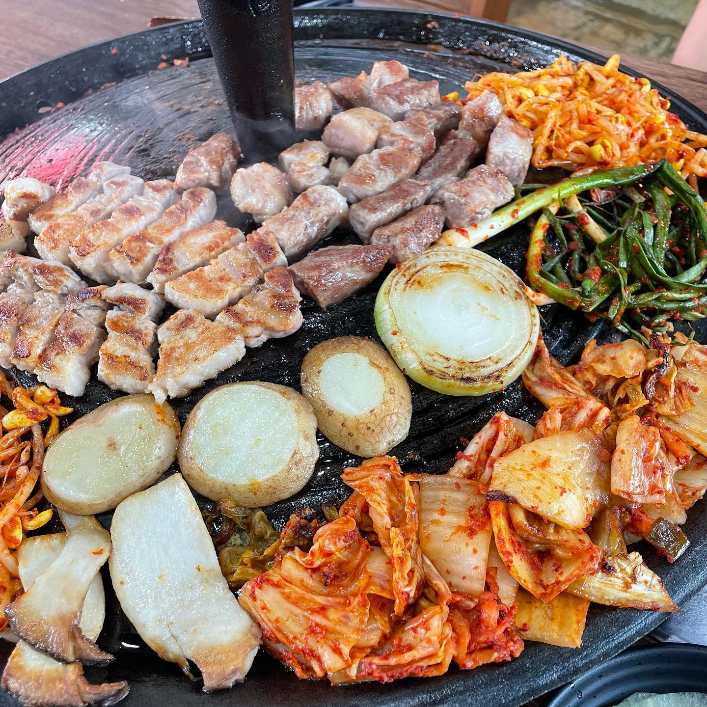 🔸파삼 파김치솥뚜껑삼겹살🔸

정말정말 우리동네 찐맛집을 찾았따❤️
점심에 오빠랑 삼겹살이 먹고싶어서 급 검색해서 찾아간집 너무 잘 찾았자나?ㅋㅋㅋ 파김치는 원래 너무 좋아해서 괜찮다 싶어서 갔는데 역시 실망시키지 않았으👍🏻 파김치가 정말 굿굿 포장한다하고 너무 배가불러 잊고옴...하하..다음엔 꼭 파김치 사와야징~~ 사장님도 친절하시구~
음식도 너무 맛있구 기본으로 된찌랑 계란찜이 나오는데 완전 만족👍🏻😍
파김치는 그냥먹어도 맛나고 구워먹어도 맛나고 또또또 가고싶은 맛집이였당
공깃밥을 하나더 시켜먹는데 옆테이블에서 볶음밥 주문하는걸 보고 무릎을쳤다!! 젠장 볶음밥을 못봤어ㅠㅠㅠㅠ배부른걸🤣
다음기회에..ㅋㅋㅋㅋㅋㅋㅋㅋㅋ
너무 맛나게 먹었당~
정말 추천하고 싶은 맛집👍🏻👍🏻

#파주맛집 #운정맛집 #맛집추천 #운정삼겹살 #삼겹살맛집 #파삼 #파김치삼겹살 #파김치솥뚜껑삼겹살 #솥투껑삼겹살 #맛집 #맛집투어 #맛집인정 #맛스타그램 #먹스타그램 #맛있다 #맛있다그램 #먹팔해요 #먹팔환영 #선팔하면맞팔 #선팔환영