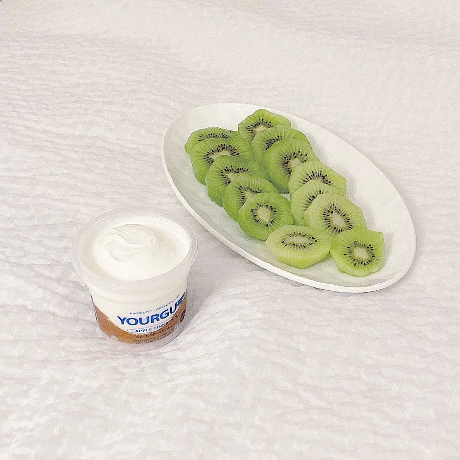 야식먹고 디저트 time 🤍
YOURGUT 애플시나몬 그릭요거트 먹어봤는데 시나몬 좋아하는 나에겐 딱이다 
꾸덕 달달 ➰ 그릭요거트에 빠져 버렸.. 🫶🏻