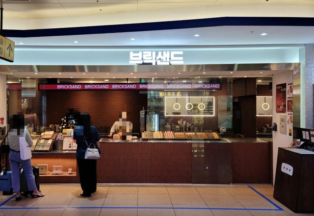 건구그램😁 on Instagram: "#협찬 브릭샌드 강남역점 방문! 이미 디저트 맛집이라고 소문나서 사진 찍는동안 다른손님들이 찍혀버림...😂 매장앞에 진열된 #피낭시에 보고 감탄하고 #브릭슈페