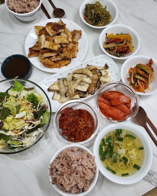 아줌마가 된 혜수씨 on Instagram‎: "밥 도동넘 식탁에 등장☻️ 고주망태 줌마의 날들을 반성하는 의미로 너무나도 덥지만 어제는 밥을 차려보았어유ㅋ #제품제공 끼닛에서 보내주신 초맛도