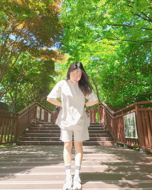 INTJ-T 미블리의 : 다이어트 일상 공구 on Instagram: "#협찬 상쾌한 코튼 셋업 입고 산책🏡 날씨가 너무 좋은 주말☀️ 다들 잘 보내고 있으신가요~😆 오전에 잠깐 산책 나왔는데 반팔 반바지 입
