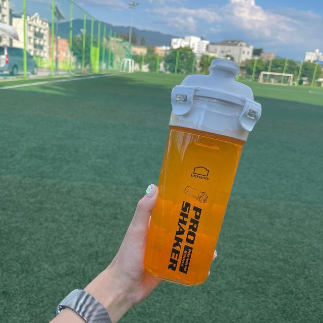 승주 on Instagram: "- #광고 환경호르몬 걱정없이 사용할 수 있어서 좋고, 또 가볍고 용량도 690ml라 실용성도 체고👍🏻 안그래도 축구, 풋살하러 갈 때 텀블러없어서 하나사야했는데, 완전 감