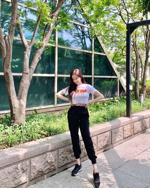 ❤️ˢᵀᴬᴿᴿᵞ ᴳᴵᴺᴺᴬᴸᵞ❤️ on Instagram: "#광고 실용도 짱짱의 조거팬츠 🖤 가볍고 편해서 운동할 때 넘 좋고 힙하게 데일리룩으로 입기도 찰떡! 소재 자체가 시원한 기능성이라