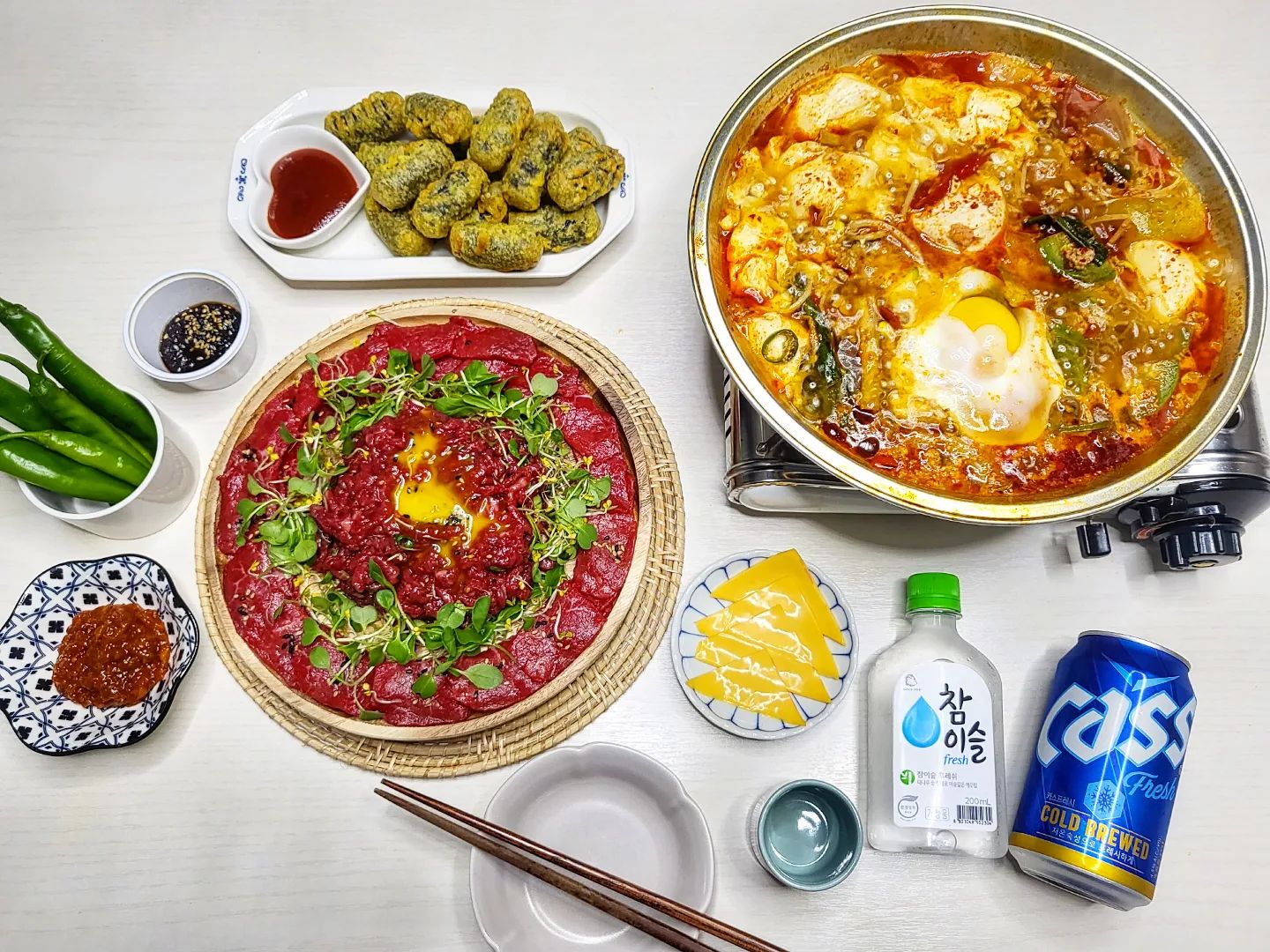 .
매번 밖에서 친구네 집에서 한잔하다가
오랜만에 집에서 차려먹는 술상이에요😊
.
고기 듬뿍 넣은 담백하지만 칼칼~한 #순두부찌개
윤기 촤르르~ 내 최애 안주
#육회#육사시미
.
휴가시즌이지만 요즘 다시 유행하는 코로나때문에 밖에 나가기가 조심스러운 요즘이에요😭
힘든 시기를 다시한번 이겨내길 바라요🙏
.
.
.
#집밥#홈쿡#홈술#혼술#술상#홈파티#안주#집안주#간단한안주#최애안주#저녁안주#순두부밀키트#방서동착한정육점
#생일선물로받은#맥주#소주