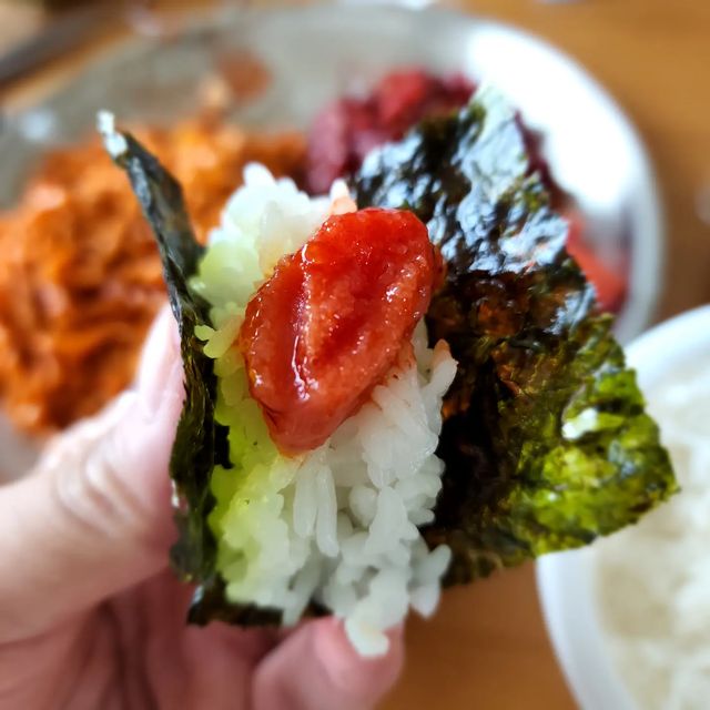 김국현 on Instagram: "명란젓은 못참지 맴부심 있는 사람 집쭝 젓갈도 불젓갈이 있는거 아시남유 ? 매운거 좋아하는 1인으로 이건 못참지! 오늘 저녁은 매운거+매운거다 오자마자 바로 식사 시