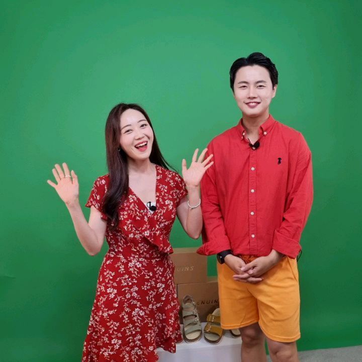 엠뷰라이브 x 제뉴인스 세번째 방송

오늘은 하와이 배경 크로마키에 알콩달콩 커플 컨셉이였는데요.

능청스러운 오수지 suji_rachel, 최선수choiseonsoo 쇼호스트 덕분에 유쾌한 시간이였습니다.

얼굴은 물론이고 발까지 잘어울린다는 댓글을 받으며~ 사랑 받았던 방송이였어요.👫👫👩‍❤️‍👨👩‍❤️‍👨

퇴장시에 스탭들이 "사겨라~!!사겨라~!!"를 외친 잘 어울리는 커플~!! ㅋㅋ