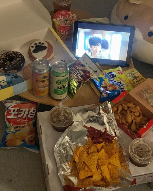 🐹매뇽🐹 on Instagram: "#광고#안주한상 🍻🍻 소희 시험도 끝난 겸사 소희집에서 우영우보면서 소확행하기🍭🏠 안주한상 패키지 너무 귀엽고ㅠㅠ 들고다니기도 무겁지않고 손잡이도 있어