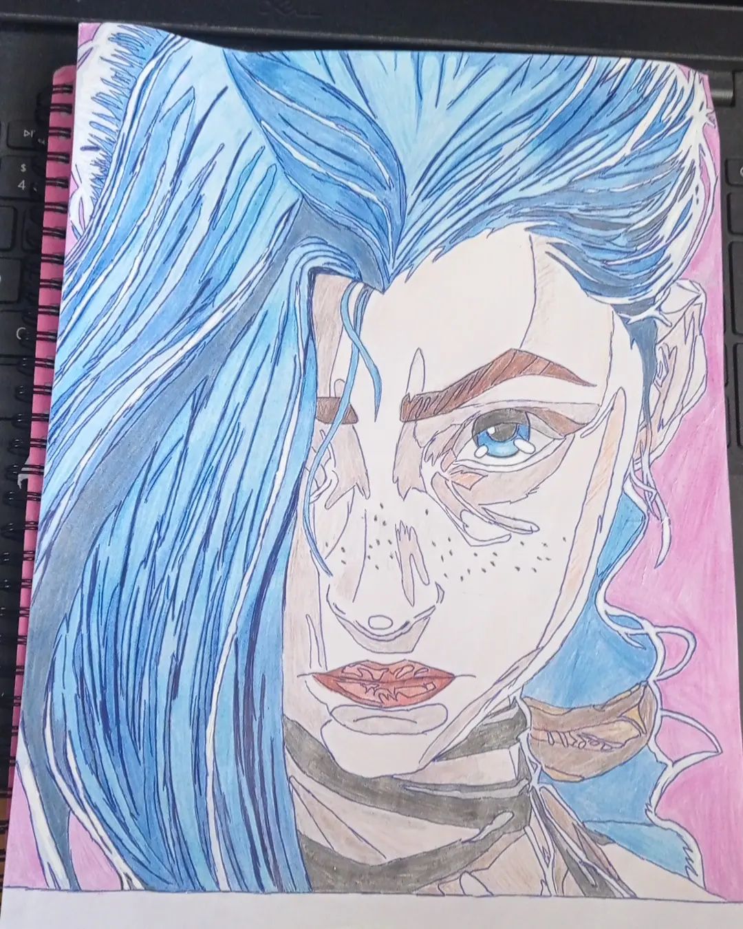 After a few days (not really a few tbh), my lady Jinx (Series: Arcane) is finally finished! That was a tough one, I must admit (I even got dirty, especially when I had to add the highlights). But it came out so gorgeous! I kinda struggled with the hair and the color matching (as always, that happens to me a lot) but in the end, I ended up loving it a lot! (I'm almost at the point where I want to cry happy tears lol)

I hope the person who requested this gets to be very pleased with the results as much as I do (maybe more than I do, who knows?) andI hope they like it a lot!
#Drawing #Arcane #Jinx #LolJinx #ArcaneJinx #LeagueOfLegends #ArcaneLegends #LeagueOfLegendsFanart #ArcaneLegendsFanart