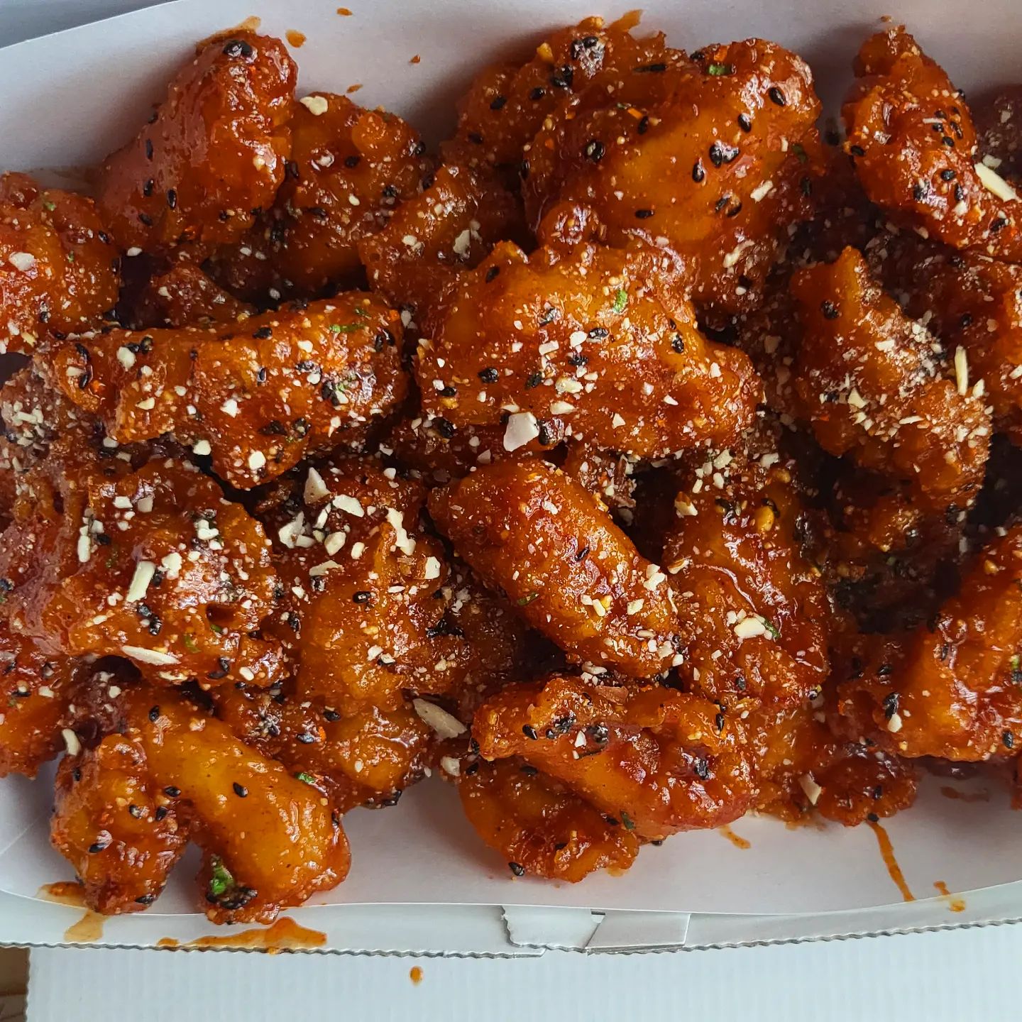 .
🍗간성닭집🍗

강원도 닭강정의 

왕이라고 해도 과언이 아닌곳 

강릉 배*/ 속초 만* 보다

맛있는 닭강정🥰

지금까지 만*이 

인생 닭강정이었는데

간성닭집의 닭강정을 만나고 

순위가 바뀌었어요🤩

튀김옷이 바삭한게

어떻게 이렇게 

바삭할 수 있지 싶고 

양념은 마치

닭강정과 

맛있는 약과의 조합 같달까요?😍😋

인생 닭강정을 만나고 싶다면?!

#간성닭집 

강원도 고성군에 위치한

천년간성시장에서 만날수 있어요✋️

#맛집 #고성맛집 #강원도맛집 #홍대맛집 #강남맛집 #과자리뷰 #맛집리뷰  #수원맛집 #식도락여행 #맛집스타그램 #리뷰스타그램  #내돈내산 #맞팔 #먹팔 #분식 #한식 #양식 #중식 #일식 #디저트 #카페 #먹스타그램 #좋아요 #팔로우 #충무로맛집 #인생최고맛집