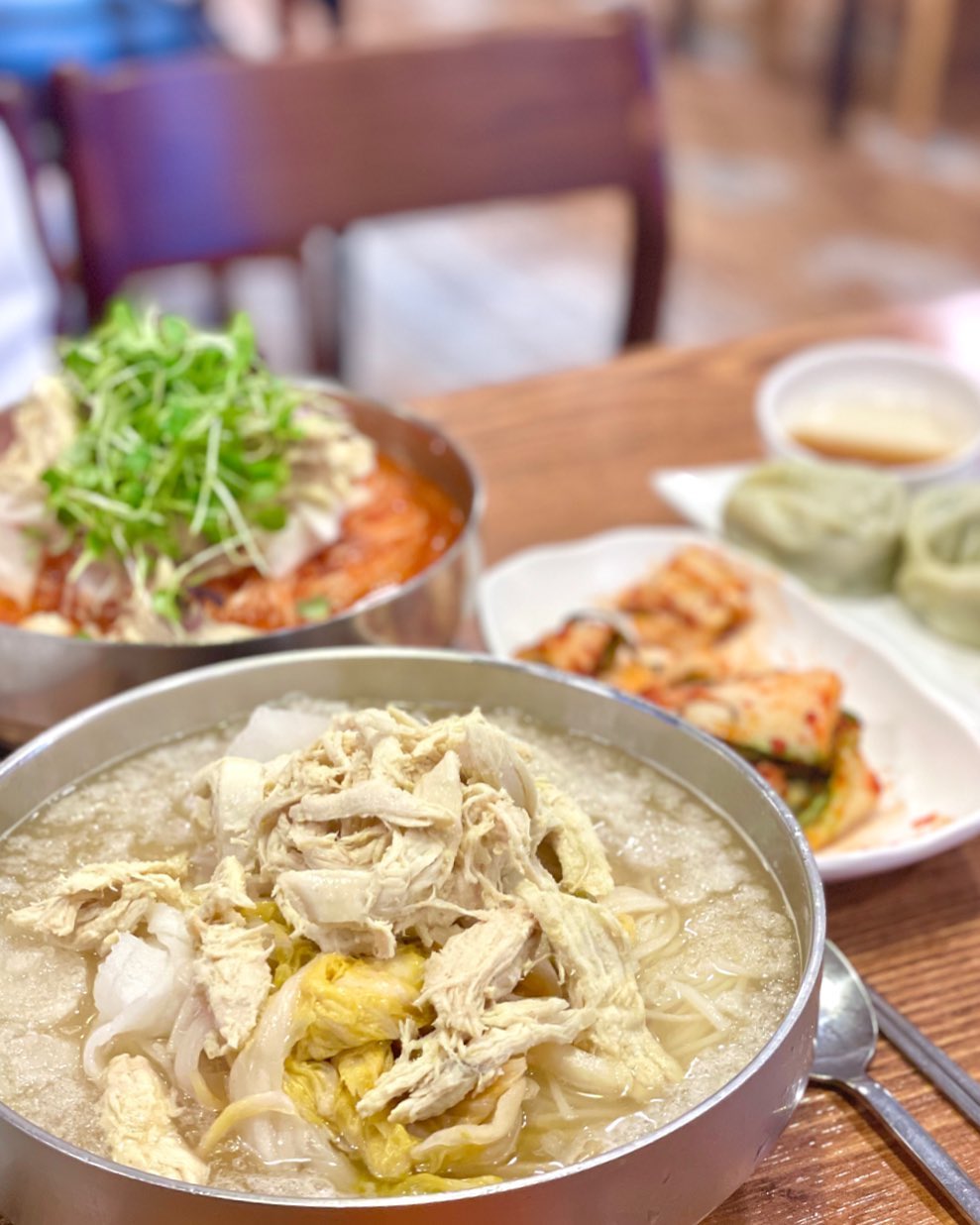 📍#팔당초계국수 
비가 억수같이 왔던 이번 주말.. 그럼에도 이렇게는 보낼 수 없는 일요일! 껌딱지와 장대비를 뚫고 달려온 팔당맛집 😋🍜

닭가슴살 처돌이 껌딱지에게 그야말로 보양식🐔 팔당 라이딩 하는 분들 사이에서는 이미 모르면 간첩급 맛집이었다고🥹,, 냠냠뇸뇸 맛있었다
.
📍 경기 남양주시 와부읍 다산로 43
💟 #남양주 #남양주맛집
💟 가격
 - 초계국수 (11,000)
 - 초계비빔국수 (11,000)
 - 왕만두 (7,000)
💟 평점 : 4.2