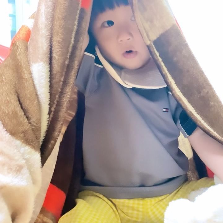 됴됴👀! 
너무 귀여워서 박제😖

지호 외삼촌이 죠죠↗️↗️(지호 지호)라고 
부르면서 시작된 죠죠↗️↗️🧡

지호도 죠죠가 좋은가보다👼🏻