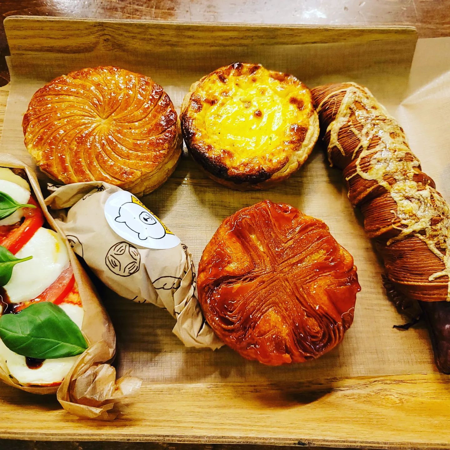 #빵지순례
#빵스타그램 
#우스블랑

숙대 옆, 효창공원 근처 강추 빵집

소시지페스츄리를 사러 갔는데
이곳의 시그니처는 바게트샌드위치와 갈레트이고, 
오픈은 8시지만 샌드위치가 아침 9시 이후에 나와서 좀 기다림

평일 아침부터 사람이 가득가득
빵들도 흔히 보던 빵이 아니라 
직접 개발하신 듯한 개성있는 재료의 조합과 비쥬얼
해서, 결국 참지 못하고 고르고 골라 몇개만 담았는데,, 
치킨키쉬를 비롯해서 다른곳에서 맛볼 수 없는,
너무 맛있는 곳이라,, 조만간 다시 찾을 것 같다

#치킨키쉬
키쉬를 안먹어 본 건 아닌데, 
치킨과 토마토, 버터향 가득품은 계란의 조화가 미쳤다
오리지날 레시피보다 이게 훨씬 맛난듯 ㅎ

#바게트샌드위치
바삭한 바게트와 꼬릿한 햄, 풍부한 버터와 
바질, 토마토, 양상추가 만나니 독특한 풍미가 완성
동물성 리치함과 식물성 상큼함이 조화를 이룸 ㅎ

#카프레제탁틴
깜빠뉴를 그리 좋아하는 편이 아닌데, 
이렇게 만나니 또 먹을 만 함 ㅎ 
고소하고 구수하고 상큼,,

#소시지페스츄리
파사삭 부서지는 페스츄리도 그렇지만 소시지가 매력적
소시지까지 직접 만드시지는 않을 것 같은데
톡톡 터지는 식감과 촉촉함, 유독 강한 훈제향이 페스츄리랑
만나니 순삭하게 만든다

#빵지순례 #키쉬 #소시지빵 #샌드위치 #빵집 #빵돌이
#먹스타그램 #맛스타그램 #냠냠 #맛있다그램  #먹스타 #이후추네 #일상 #오늘뭐먹지 #인스타데일리 #인스타푸드 #맛있다 #먹팔 #먹부림 #냠냠 #food #foodie #푸드스타그램 #먹스타 #맛스타