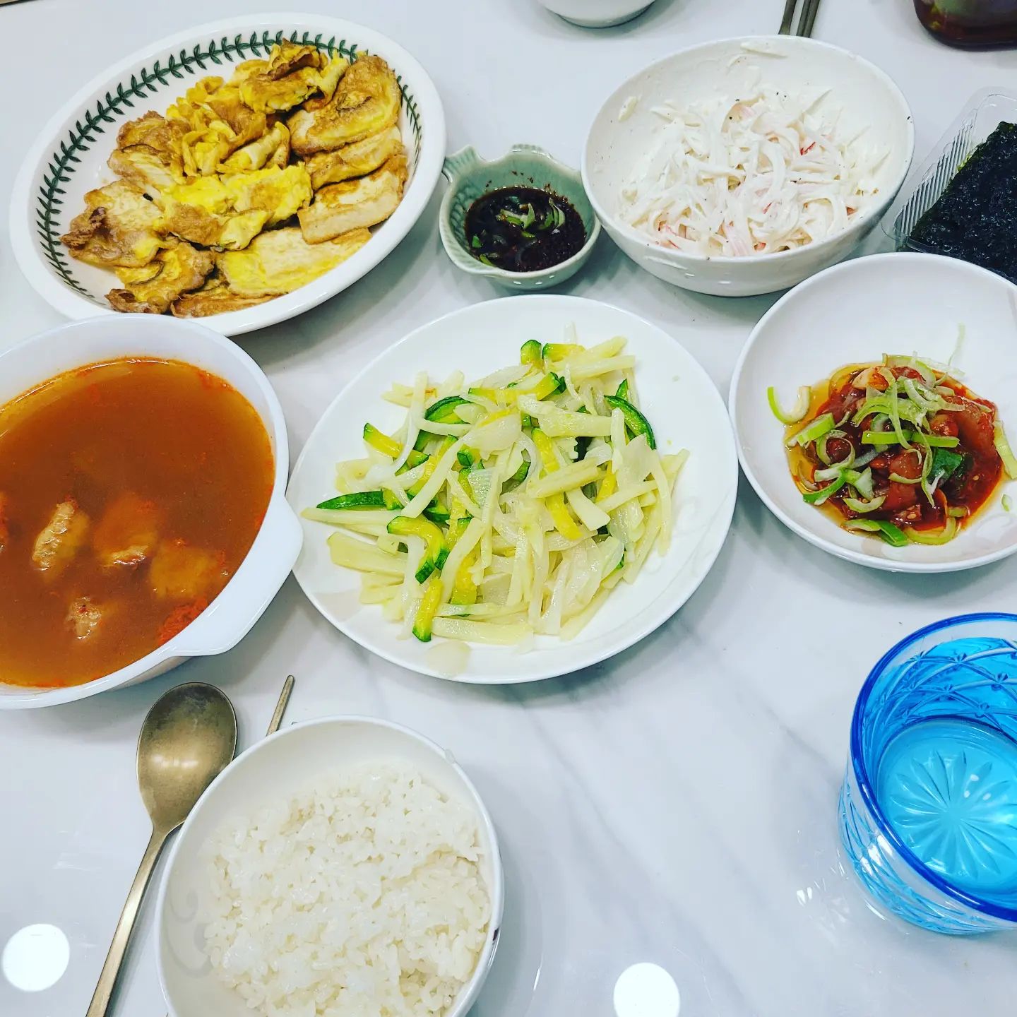#집밥

고기가 없는 밥상은 생각 할 수 없지만, 
가끔 이런날도 있어야지,, 라며 차림

계란 입혀 #두부부침
남은 계란물로 #계란말이
간장, 참기름, 고춧가루로 찍어먹을 장 만들고
감자, 양파, 애호박 채썰어 볶은 #감자볶음
#명란젓 은 참기름과 파로 마무리하고
#크래미샐러드 도 함께 ㅎ
이 두가지 메뉴는 김에 싸 먹을때 제일 맛나니까 곁들이고
국은 냉동실에서 잠자고 있던 #오뎅탕

나름 #건강밥상 
잘 안해 먹어서 그렇지 이것도 맛은 있음 ^^

#밥상 #부부밥상 #집밥스타그램 #집밥메뉴 #홈쿡 #쿡스타그램 #요리스타그램 #음식사진 #홈스토랑 #온더테이블 #요리하는남자 #homecook #현실밥상 #집밥레시피 #이후추네 #일상 #오늘뭐먹지