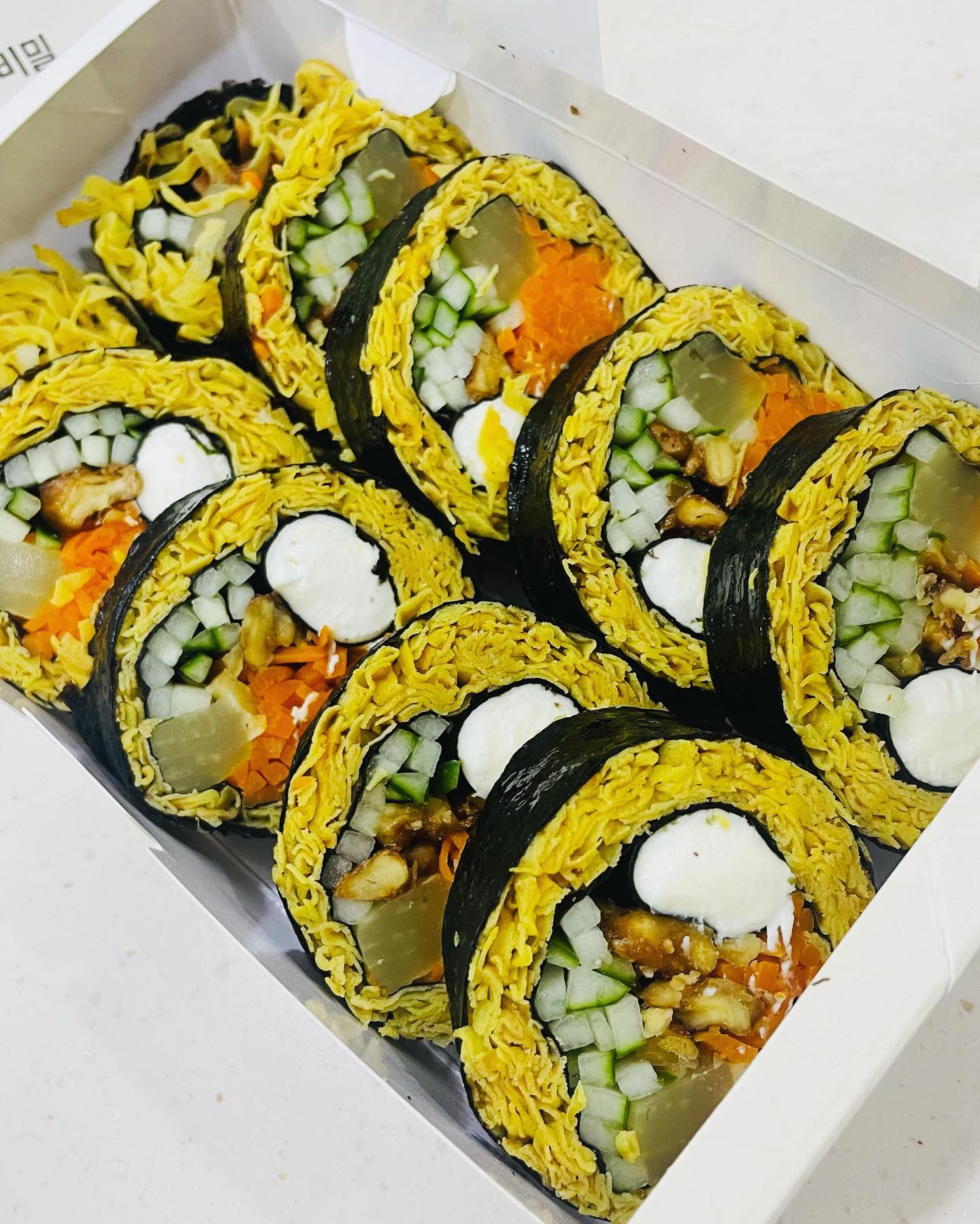 오랜만에 #바르다김선생 ㅎㅎ 크림치즈호두키토김밥과 묵은지참치김밥~~
우리 치과에서 제일 마른선생님이.. #다이어트 한다고 시켰는데 뺏어머겄당😜😜 #주말점심 배부르게 끝~
저녁은 머먹징 ㅎ ㅎ 오늘도 #배나오닝 ㅎㅎ