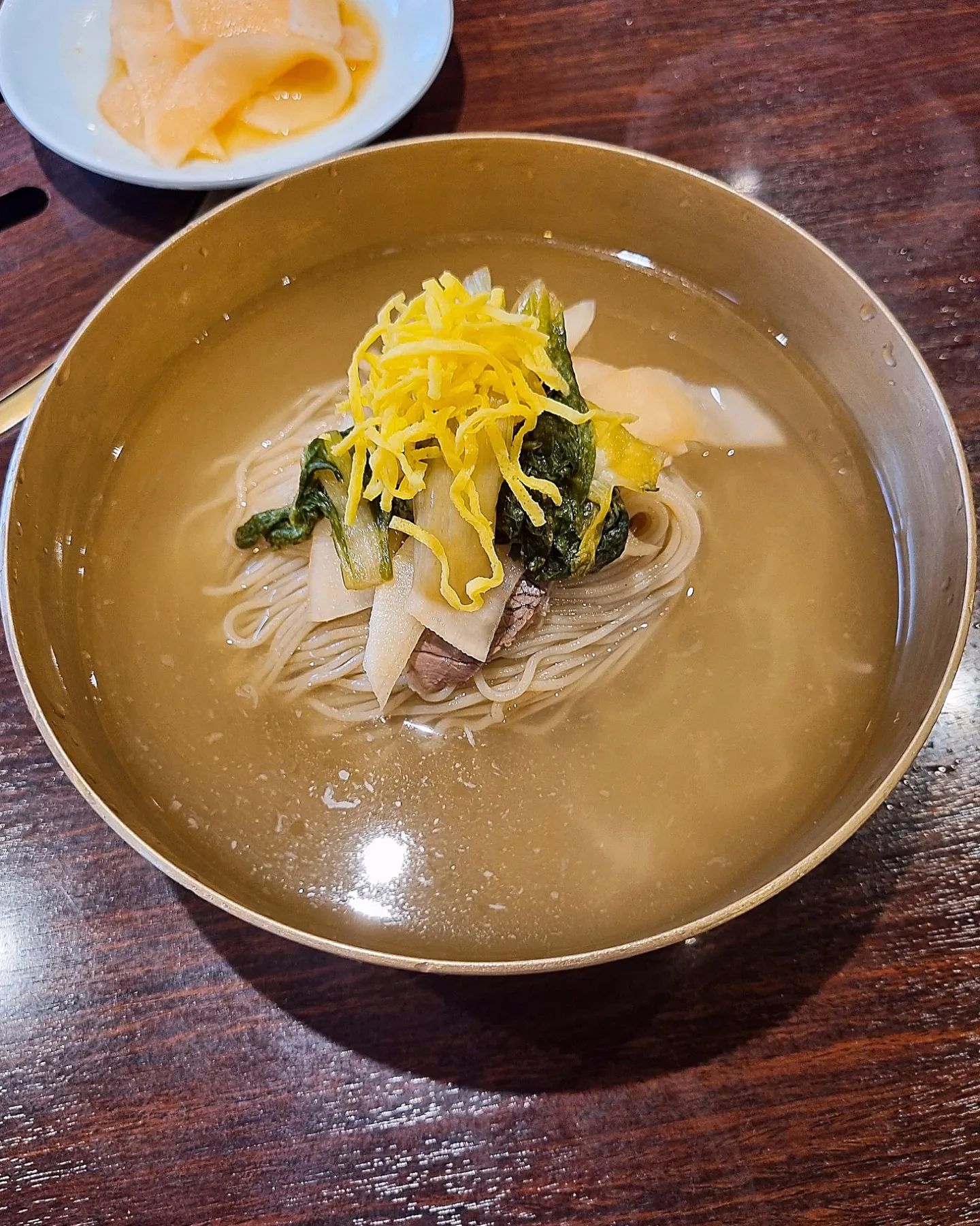 평랭은 늘 옳다..❤️

천안에는 갈 만한 평양냉면 집이 두군데 뿐이라 두 곳 모두 지겨울 정도로 다니는 중 이어라 😭

서울 갈 일 생기면 무조건 근처 평양냉면 맛집부터 섭외하는데 강남 간 김에 능라도나 서관면옥 가려고 했더니 비가 또 올랑말랑 하기에 그냥 가장 가까운 봉피양으로

우족탕 26,000 양곰탕 22,000 원의 사악한 가격을 자랑하는 곳
평양냉면은 15,000원이라 그나마 착하다고 해야하나🫠

제 취향은 슴슴할 수록 좋아! 지만 봉피양은 간이 좀 있는 편이에요
그래도 강서면옥만큼 짜지는 않아서 왕슴슴파도 맛있게 먹을 수 있는 맛👅

봉피양의 핵심적인 맛은 새콤한 얼갈이 고명.. 💚 봉피양은 이게 다 했다...!

고기 맛집이라 술 한잔 하기에 늠늠 좋은데 텅장 각오 필수

청담점은 바로 옆이 공영주차장이라 주차도 편하고 주차비도 일부 지원이라 발렛비 오천원부터 시작인 동네에서 주차장 메리트 있는 편이에요

#봉피양 청담점🐸
강남구 삼성로147길 36