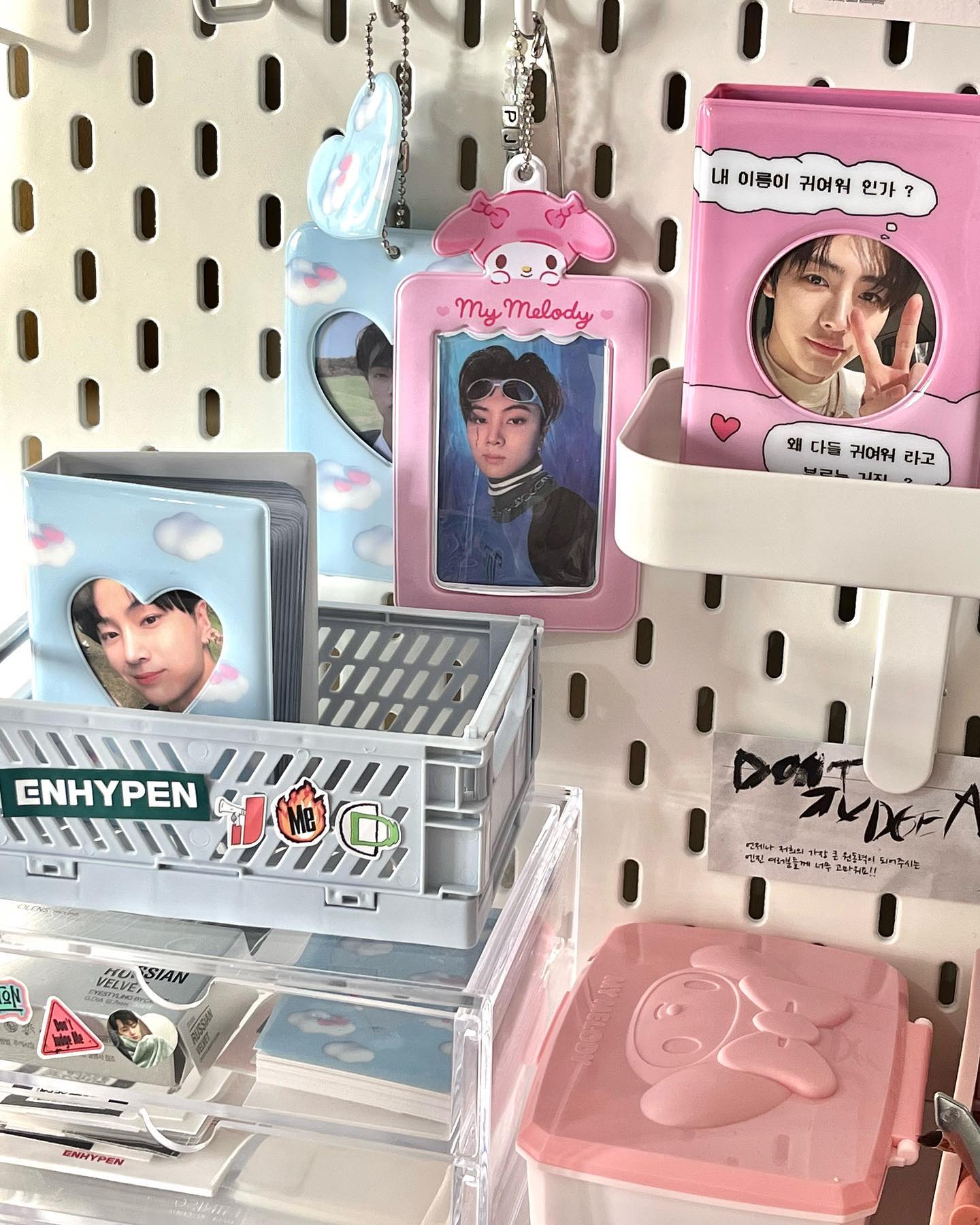 this side of my desk😶‍🌫️💗

——

tags #enhypen #engene #jayenhypen #deco #kpop #kpopdeco #ikeaskadis #collectbook #enhypencollector #enhypencollection #엔하이픈 #エンハイプン #제이 #박종성 #desk #desksetup #sunoo #jungwon #niki #jake #jay #heeseung #sunghoon #jongseong #kpopshelf #enhypenaesthetic #toploader #toploaderdeco #polcos #polcostickers
