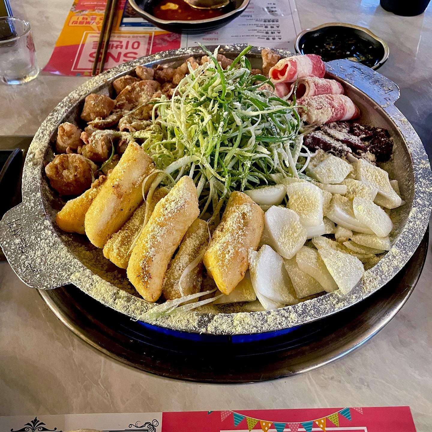🐮

쫄깃함과 고소함의 끝
구로에 위치한 ‘말뚝곱창’ 가보자잇💫

구디에서 곱창 좀 먹어본 사람이라면 모두가 아는 그곳, 말뚝곱창
구디에만 분점이 몇개가 있는 맛집 of 맛집이다.
오늘 내가 방문한 곳은 말뚝곱창 루프탑점이다

자리에 앉아 주문을 하면 기본 셋팅을 해준다
셋팅은 부추, 김치, 양파장아찌, 순두부찌개와 육회 그리고 간장소스가 나온다
기본으로 나오는 순두부찌개와 육회까지 맛있는 리얼 찐맛집 👍

오늘 주문한 메인메뉴는 모듬곱창!
구성은 곱창, 대창, 막창, 염통, 우삼겹, 떡과 감자, 양파, 파채 그리고 마법가루(치즈가루?)까지 아주 야무지게 나온다 🤤
전체적으로 다 맛있었지만 개인적으로 여기는 떡이 진짜다..!
겉바속쫀 그 자체… 😖
떡 좋아하는 떡돌이, 떡순이는 꼭 추가해서 먹자!
후회없는 선택일 것이다

그리고 모든 요리의 마지막은 역시 볶음밥 아니겠는가..!!
말뚝곱창, 여기가 또 볶음밥 맛집이시다.
잘볶아진 밥위에 치즈, 김가루, 그리고 계란프라이까지 🫢

구디에서 곱창으로 갓벽한 한끼를 먹고싶다면 말뚝곱창 추천한다 😎

📍 서울 구로구 디지털로32나길 22
⏰ 13:00-25:00
❗️흡연구역쪽 자리 담배냄새 주의😤

#일상 #카페 #술집 #맛집 #집밥 #선팔 # 맞팔 #먹팔 # 좋아요반사 #찐소통 #선팔하면맞팔 #새참 #맛집기록 #먹짱 #먹소통 #먹소통 #먹린이 #좋반 #좋테 #먹팔맞팔 #술스타그램 #먹스타그램 #맛스타그램#일상스타그램 #푸드스타그램 #맛있는서울 #맛있는게최고야 #맛있는거좋아 #인스타푸드