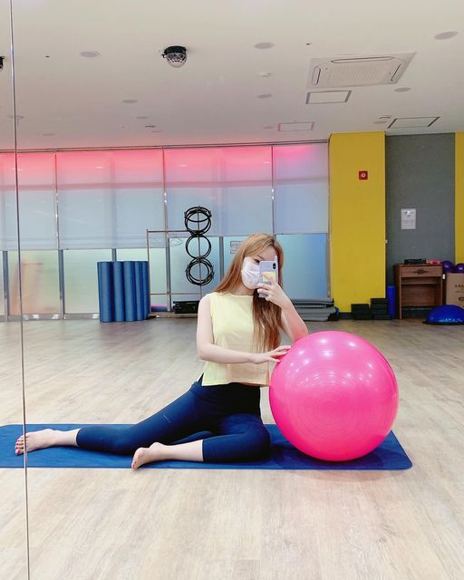 🎀 on Instagram: "#협찬 7.5부 기장으로 시원함과 청량한 실루엣을 연출하는 '뮬라웨어' 쿨 웨이브 레깅스 #운동 #데일리 #바캉스 모든 여름에 어울리는 시원한 레깅스로 베이직한 컬러들로 트