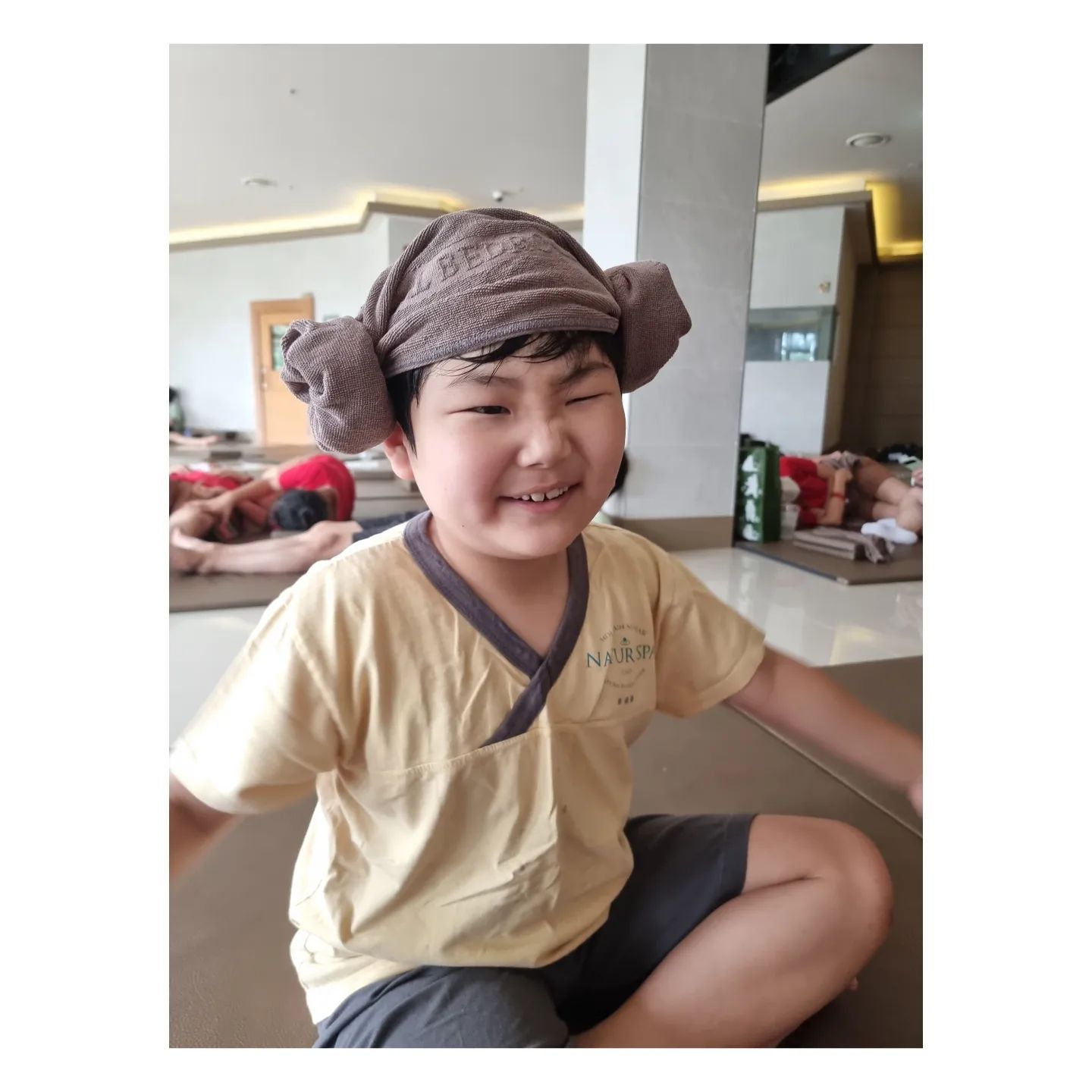 #오늘의일기 #찜질방 #네이처스파 
오랜만에 때빼고 광내러
이제 찜질방에서도 잘버티는 초딩형
땀쭉쭉빼고 식혜 석류주스 계란은 국룰

씻고나니 다시 하얘진 이지망♡
#일상 #소통 #젊줌마 #운정 #맞팔