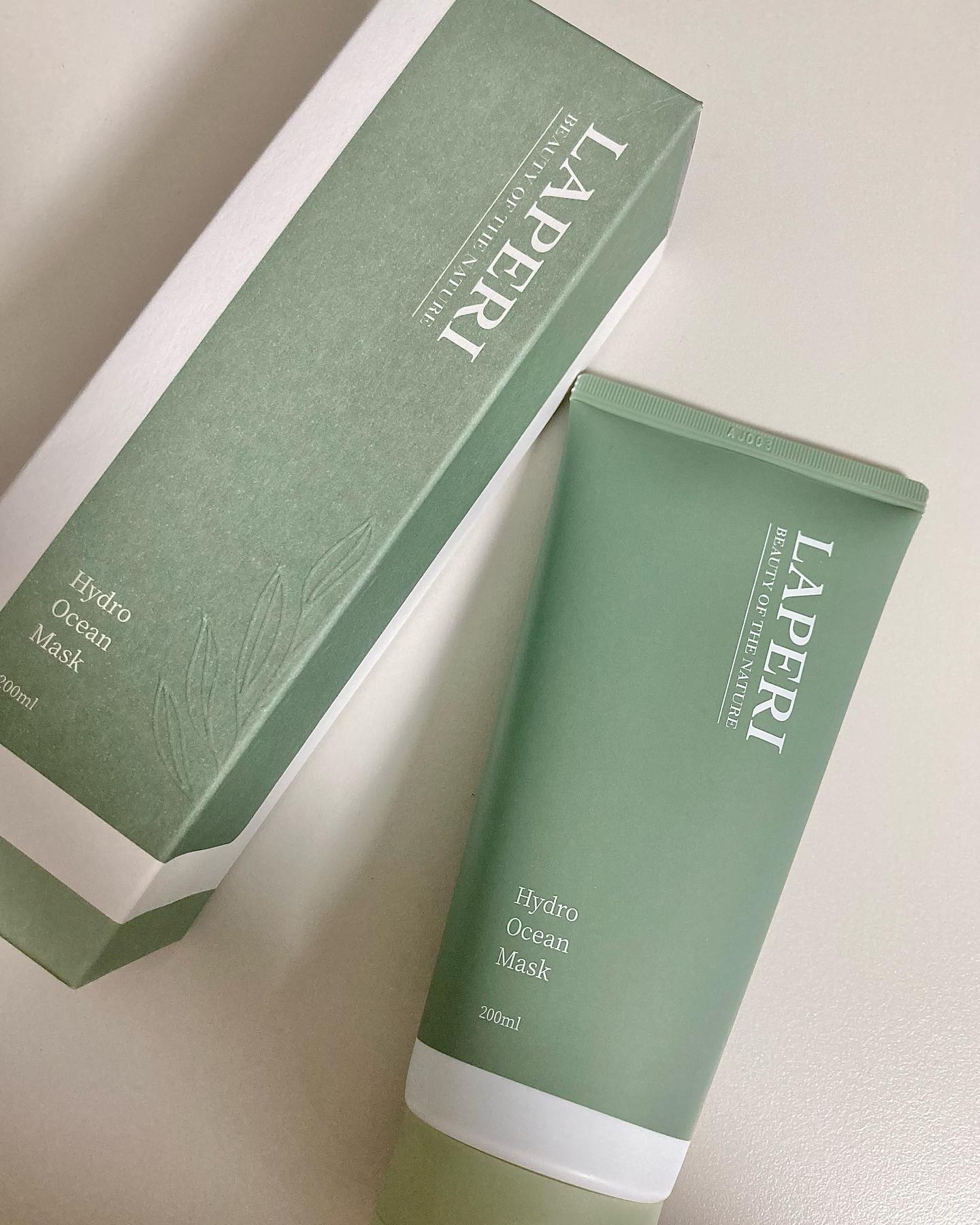 #협찬
피부에도 산소를 공급 해주는 시간이 필요해요! 여름에 달아오른 피부는 오염 물질을 배출하지 못하게 모공을 막을 수 있기 때문에 주기적으로 예민해진 피부에 영양을 공급해야 하는 과정이 필요하다고 해요. 그 부분을 채워주는 바로 라페리 하이드로 오션 마스크 소개 해드릴게요☁️

라페리 하이드로 오션 마스크는 해조류 성분을 담아 피부 진정과 보습 효과를 주며, 피부 결을 부드럽게 하고 촉촉한 윤기를 부여하는 제품이에요.
​
요즘 제 피부는 특히 더 안나던 큰 트러블에 자잘자잘 요철까지 엄청 스트레스예요.. 저는 피부가 워낙 예민해서 평소에 팩도 잘 못바르거든요 피부가 예민해서 ㅠㅠ 그래서 화장품 브랜드는 웬만하면 바꾸지 않고 오래 사용하는데요, 라페리 화장품 진짜 좋아해요!!

화장품은 잘못쓰면 오히려 트러블이 더더 번지기도 하는데 라페리 팩은 성분이 순해서인지 즉각 피부가 진정되고 저랑 잘 맞는 것 같아서 꾸준히 쓰고 있어요.

일명 피부 영양제라는 닉네임이 불릴 만큼 피부에 도움을 준다고 해서 기대가 되었는데 역시나 이번에도 기대 이상,,💚

예민하고 쉽게 뒤집어지는 피부는 일명 질식피부라고 불린다고 해요. 산소 공급 시 제일 마지막에 공급되는 곳인 피부는 스스로 호흡을 할 수 있지만, 호흡량은 전체의 1%밖에 안된다고 하는데요.
이마저도 스트레스, 과로, 수면부족, 대기오염, 생활오염, 흡연 등으로 인해 부족해지기 쉬운데 산소를 공급받지 못하는 피부가 질식 피부라고 해요.

이 워시오프 마스크팩의 가장 큰 장점은
✔️ 슈퍼마린 에너지 콤플렉스로 (33가지 홍조류, 녹조류, 갈조류 추출물) 피부의 기능을 도와 질식 피부를 개선하며 피부의 수분 수용력을 높이고 수분을 더해 활력 및 진정에도 도움을 줍니다.

✔️ 클로렐라 불가리스 가루로 5대 필수 영양소를 비롯하여 40가지 풍부한 영양소가 들어 있고 미네랄이 풍부하여 피부의 균형을 맞춰주며, 피부 환경을 맑게 하는데 도움을 줍니다.
​
✔️ 하와이 해양 심층수로 일반 샘물 대비 최고 16배 이상 풍부한 미네랄 마그네슘, 칼슘, 칼륨, 포도당 등 인체에 꼭 필요한 무기 미네랄을 다양 함유했어요.
​
요즘같이 진정이 필요한 제 피부에 딱 맞는 마스크팩인 것 같아요-

사용법도 간단해요. 세안 푸 피부 결을 토너로 정리한 뒤 눈가와 입가를 제외한 얼굴 전체 고루 펴 발라주고, 10~20분 뒤 잔여물 없이 말끔하게 닦아내면 끝이에요! 바르자마자 즉각 진정이 되는지 피부 전체가 시원해지는게 느껴지더라구요.
​
저도 처음에는 워시오프팩이 귀찮아서 잘 사용 안했는데, 라페리 팩 쓰고 난 이후부터는 워시오프팩만 사용하고 있어요. 피부과에서 파는 팩도 많이 써봤는데 라페리가 독보적으로 최고🙋🏻‍♀️ 
​
얼마나 좋냐면 세안 하자마자 안색이 약간 맑아지는게 바로 보일 정도였어요. 그리고 피부결이 정말.. 다음날 세수할때도 와 이거 대박이구나 라고 느꼈어요!!
​
바르는 영양제라고 불리는 라페리 하이드로 오션 마스크로 꾸준히 관리하면 피부가 정말 좋아질 것 같은 느낌이 든답니다. 에스테틱 전문 화장품 브랜드에서 나온 제품이기 때문에 집에서도 샵 간 것 같은 관리 충분히 할 수 있어요. 라페리 팩 궁금하신 분들 꼭 한번 사용해보세요! 

​#협찬 #라페리 #에스테틱화장품 #하이드로오션마스크 #피부영양제 #워시오프팩 #산소공급팩 #영양충전팩 #수분충천팩 #바다팩 #바다마스크 #여름화장품추천