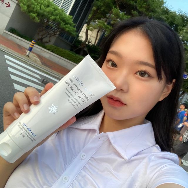 연지 on Instagram: "#광고 ⭐️스노우화이트 멀티 브라이트닝 폼클렌징⭐️ ☑️폼클렌징 사이즈가 커서 넉넉히 쓸수 있어서 좋았어요 ☑️향도 진하지 않고 은은하게 기분좋은 향이였습니다