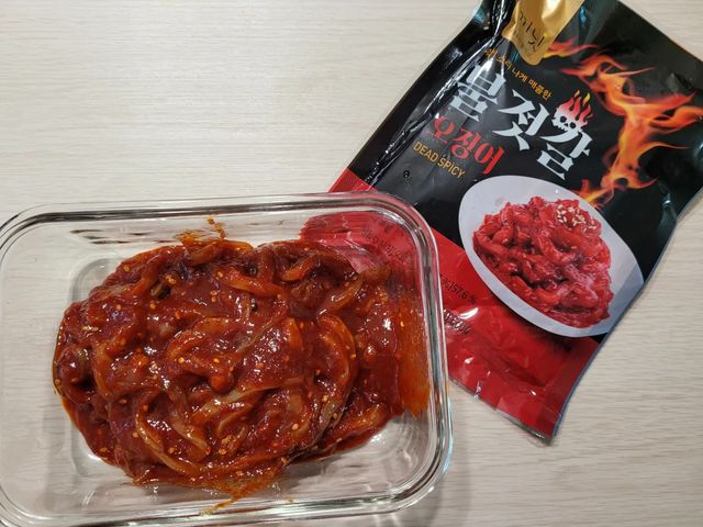 suji_choi on Instagram: "#협찬 맛있게 매운 #오징어젓갈 . 불젓갈이라해서 얼마나 매울까 궁금했는데 정말 맵다!!!! 근데 계속 먹게 된다...... 멈출 수 없는 중독적인 오징어젓갈이다🤤 포스팅을