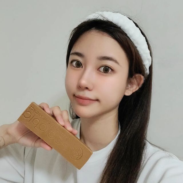 🥨 on Instagram: "#광고 #이콜로피아 이콜로피아에서 만든 천연비누 달고나 광채 비누팩🤎 피부 모공, 각질 케어 및 피부 탄력을 향상시키고 피부결을 매끄럽게 만들어주는 복합 유황과 향산