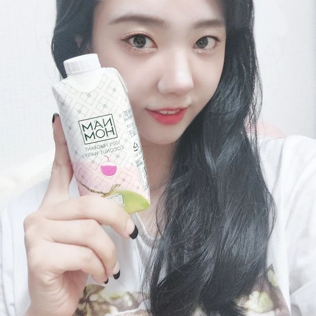 이선민 on Instagram: "#협찬 [남홈 코코넛 워터] 맛있다.그냥 코코넛쥬스 원액 그맛😽😚 다이어트할 때 딱인 핑크코코넛워터🥥 나트륨배출이 잘되서 짜고 기름진 음식먹어도 배출이 되서 붓
