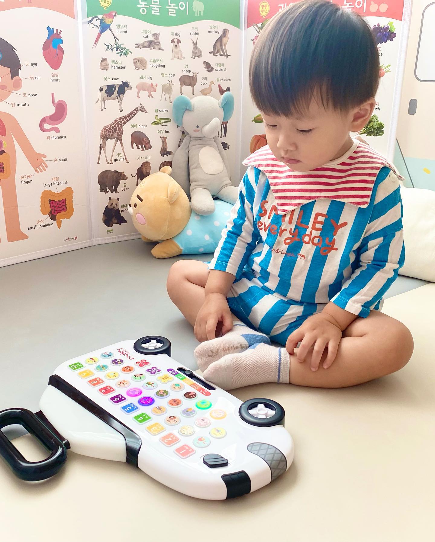 #협찬 

8월중에 출시 될 
핀덴 사운드카를 사용해보았는데요🚗

마더구스 모드를 켜주면 
음악에 맞춰 춤도 추고🕺💃

지호는 '생활 습관 Song'을 좋아하는데 
치카치카송을 틀고 양치를 하면 
훨~~씬 수월하다라구요🪥

가볍고 손잡이가 있어서 
외출 할 때 사운드 카하나만 챙겨도
외출용 장난감으로도 좋을것 같아요

✔️8월 중 출시 예정인데요
한솔 교육몰, 한솔 교육 스마트 스토어에서 
핀덴 사운드카 런칭 특가로 구매할 수 있다고 해요👀

✅ 한글, 영어 단어로 이중언어 환경조성

✅ 2가지 인증검사(전자파 안전인증, KS 안전검사)로 영유아에게 안전한 놀이교구

✅ 37가지 LED 버튼과 큰 라이트 LED 창

✅ 5가지 학습 모드 (한글, 한글단어, 영어단어, 마더구스, 질문놀이)

🏷thanks to@findenkr

#한솔교육핀덴 #우리집도서관핀덴 #핀덴사운드카 #사운드북 #두돌아기장난감 #유아장난감 #돌아기장난감 #아기동요 #유아사운드북