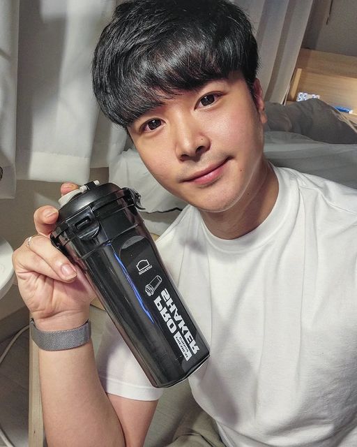 𝐃𝐞𝐨𝐤 𝐲𝐨𝐮𝐧𝐠 on Instagram: "#협찬 #애꾸손꾸락 - 운동할때 가지고 다니기 너무편하구요😊 환경호르몬 걱정없이 사용할수있다는 점이 너무 좋습니다! 그리고 전용믹서가있어서