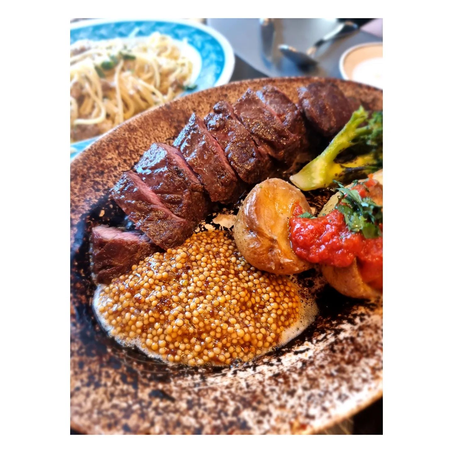 #오늘의일기 #분위기맛집

오랜만에 스테이크 썰러
분위기가 좋앗던곳
이지망이 맛집이라고 추천하는집
리그노가 가고싶다고 찾아온집
 
생일 저녁으로 나쁘지 않앗던 곳🤭
#살치살스테이크
#부르스케타
#라구비앙코
#새우토마토파스타

#맛집 #일상 #소통 #젊줌마 #운정
#업스테어키친

upstairkitchen_official