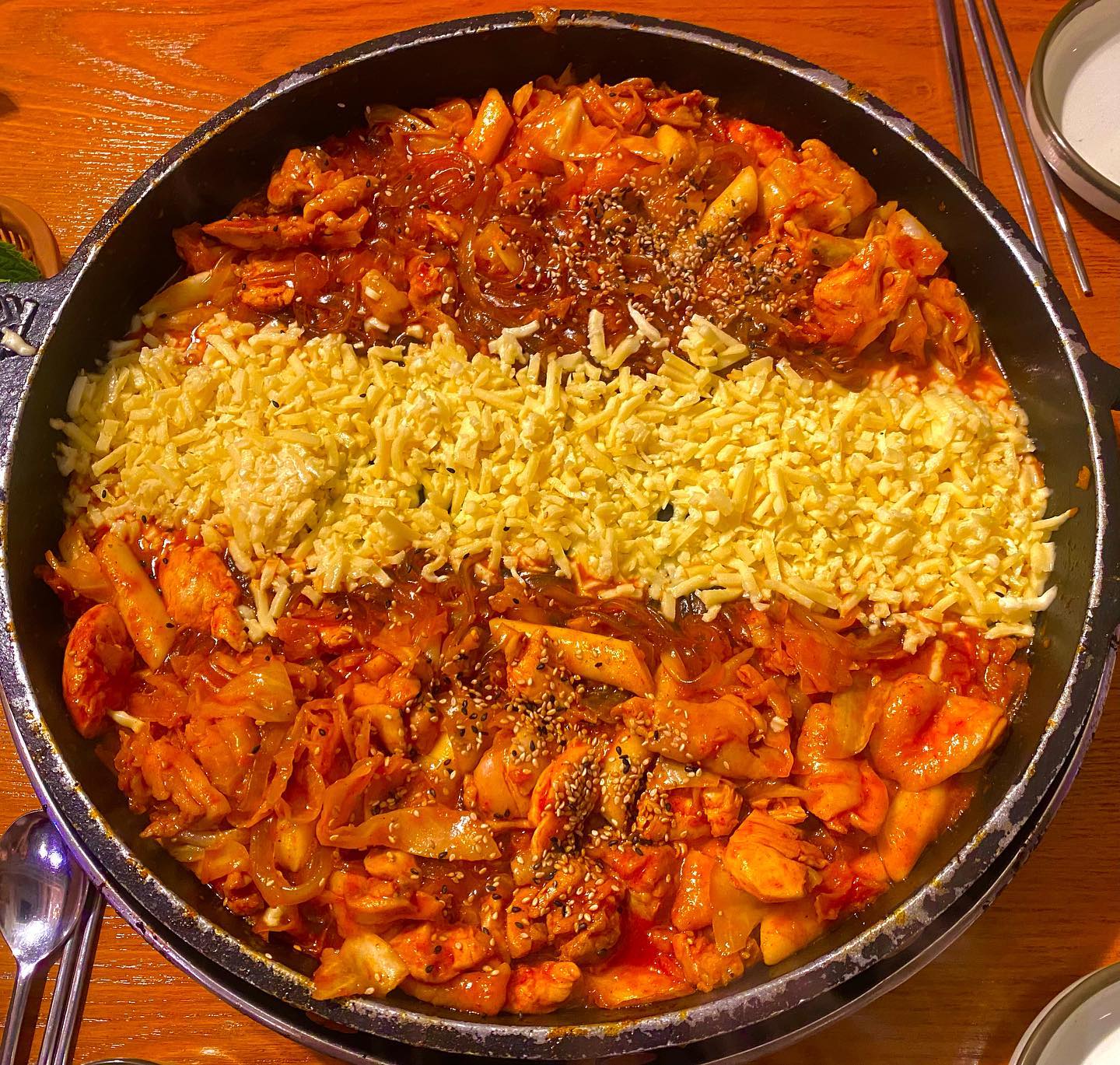 강남역에서 줄서서 먹는 닭갈비 집에 다녀왔숩니당!
강남역에 자주 가는 사람들은 이미 다 알고 있는찐 맛집입니당.
🧀특히 모두가 치즈를 추가해 먹어여 치즈 폭탄🧀

마지막으로 볶음밥까지 쓱쓱 먹으면 돼지 완료🐷✌️

다즐 여기 가서 꼭 중간맛 + 치즈사리 + 볶음밥 시켜 드세요🐷

대표메뉴:
뼈없는 닭갈비 (2인분) 2,2000원

📍장인닭갈비 (서울 강남구 테헤란로1길 19)
🕐Open 11:00 ~ 24:00 Everyday

매장도 크고 위치도 좋아서
🍒강남역에서 약속 잡을 때 밥집으로 추천해요🍒

.
#강남역 #강남역맛집 #장인닭갈비 #닭갈비 #닭갈비맛집 #서울맛집 #먹팔 #맞팔 #서울데이트 #서울닭갈비 #서울닭갈비맛집 #강남역데이트 #강남역 #강남역카페 #seoulfood #seoultrip #디마에 #강남역모임장소 
.