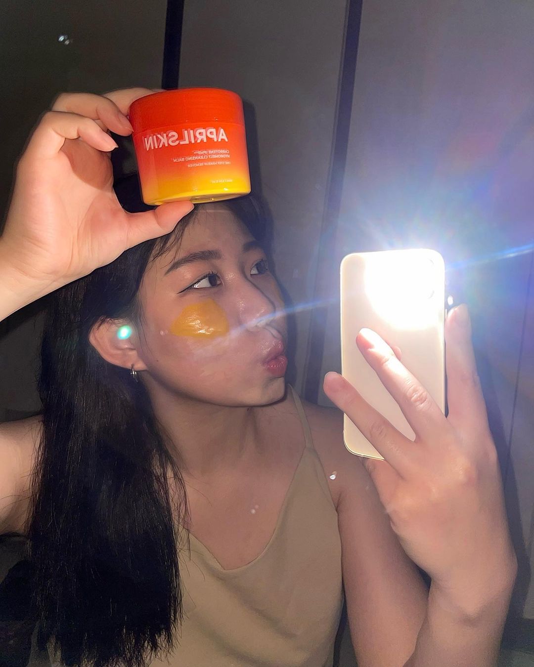 한다예 on Instagram: “#협찬 @aprilskin_korea #캐로틴ipmp멜팅클렌징밤 다른 클렌징폼이나 2차세안 필요 없이 한번에 메이크업 지우기 가능 😉 메이크업도 지우고 피부도 좋아지는 클렌