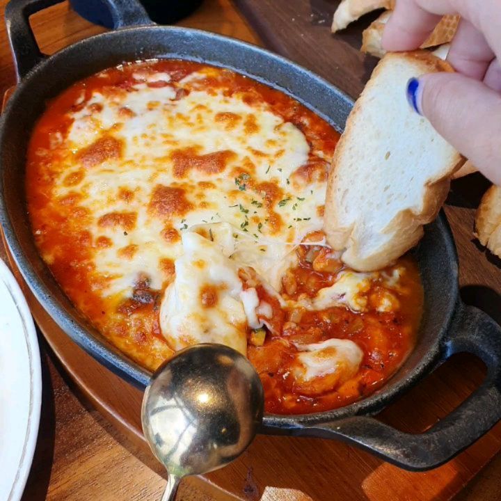 #오늘점심

오늘은 심심해 하시는 엄마 모시고
근교에 있는 레스토랑으로 데이트 나왔어요☺️

샥슈카(에그인헬)이 유명한 곳인데
로제 파스타랑 리조또도 너무너무 맛있었어요😆😆
식전빵도 쫄깃쫄깃하게 잘 먹었구요
코끼리와 야자수 장식, 샹들리에가 어우러져 분위기 너무 좋았던 곳!!

다음엔 아이와 함께 와야겠어요😊
근처 사시는 인친님들 계실까요?☺️

🔎엘리펀트빌리지
🔎경기 용인시 기흥구 언동로71번길 51 
🔎주차가능

#엘리펀트빌리지 #맛집 #먹방#삭슈카#에그인헬#로제파스타#버섯크림리조또#엄마모시고#용인갈만한곳 #용인맛집#데일리로그