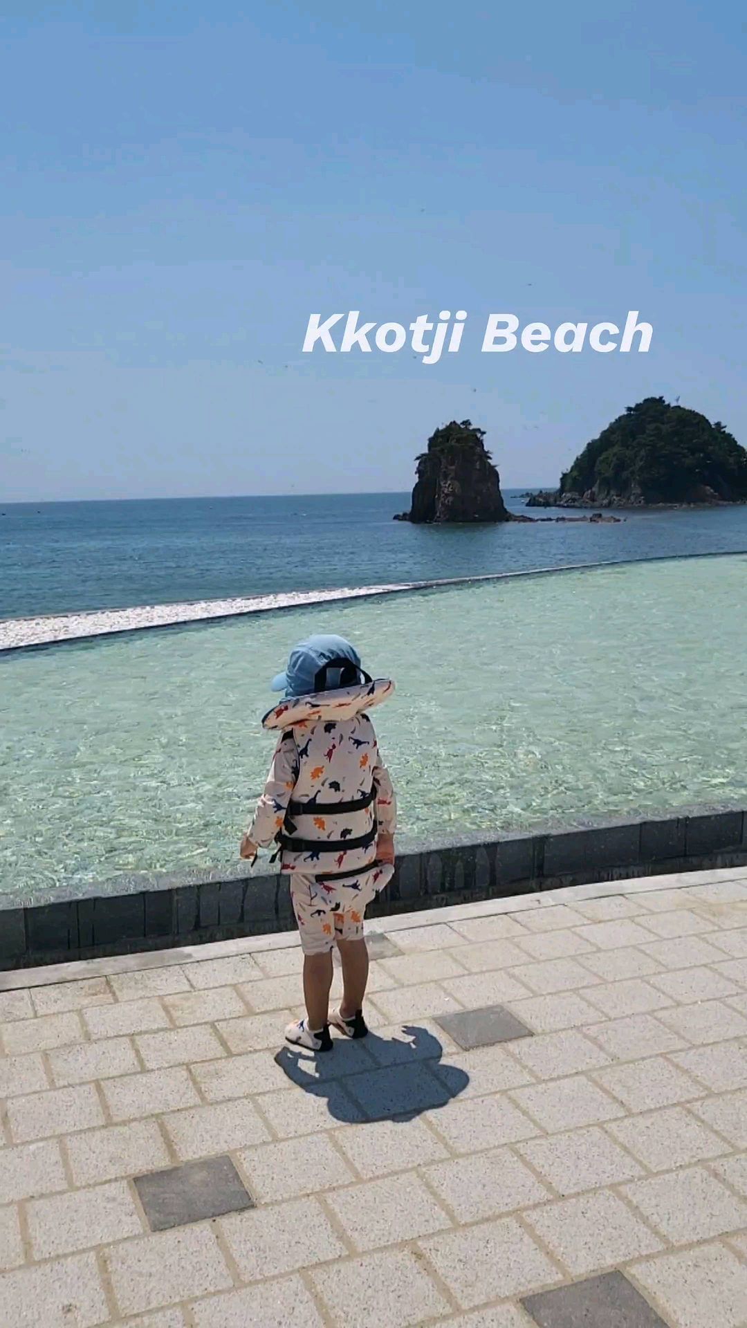 #석현이네_국내여행

#아기랑외출 #아기랑여행 #33개월아기랑
#밀린업뎃 #오늘아님

갯벌체험해주고 싶어서 간 꽃지해수욕장🏖
날씨도 너무좋아서 놀기 딱 좋았던곳
유아들이 놀만한 작은 풀장도 있어서 수영복으로 갈아입고 신나서 첨벙첨벙~ 물빠지고 소라게도 게도 보고 불가사리도 보고 조개는 구경도못했다ㅠㅠ 구멍파진곳에서 갑자기 상어도 불러보고(?)

우리가 생각한 갯벌체험은 아니였지만 아이들이 좋아해서 다행이였다 열심히 뛰어놀다먹은 핫도그가 맛나지?

갯벌놀이할때 짐도싣고 애들도 앉히고 썰매가 신의 한수✌️
 
 
🏷
#꽃지해수욕장
• 충남 태안군 안면읍 승언리

 
#육아맘 #육아정보 #육아소통 #아들맘 #육아소통 #육아맞팔 #육아스타그램 #육아일기 #육아기록 #33개월 #맘스타그램 #아기랑갈만한곳 #바다갈만한곳 #태안 #육아팁 #아기랑 #여행 #감성육아 #육아 #집콕 #스트레스해소 #셀프촬영 #그로커챌린지 #그로커