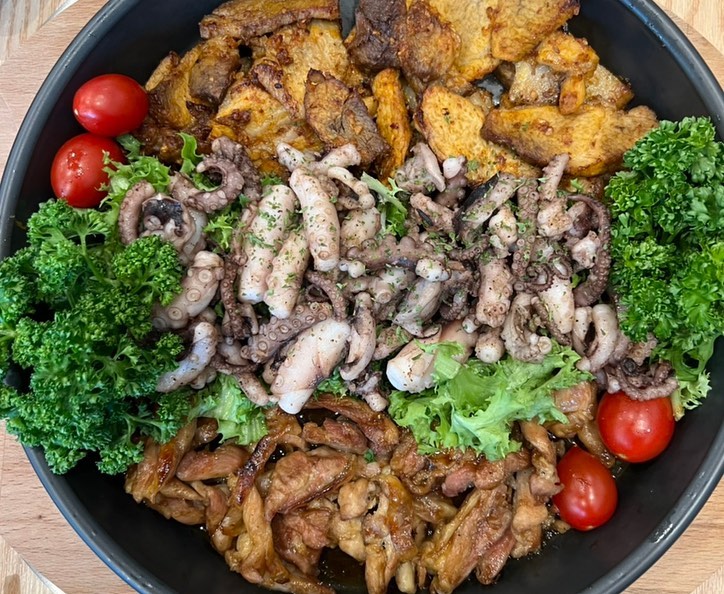 ♥울산 삼산동 맛집 세모족: 울산 남구 달삼로 43 1층 

육해공파히타 맛집 먹고 왔어요! 양도 너무 많고 조합이 술안주로 딱...!

매운 음식 잘 안 좋아하는데... 매운 족발은 맛있어서 완전 싹싹 다 먹었지요~ 

또띠아에 싸먹는 특별한 퓨전요리라서 데이트에 할때도 좋은 레스토랑인거 같아요~ 울산 여행에서 제일 맛있었던 곳!

#울산맛집#울산맛집추천#울산맛집베스트#울산맛집탐방#울산맛집투어#울산맛집블로그#삼산동맛집#울산삼산동맛집#울산삼산맛집#울산삼산술집#울산달동맛집#울산달동술집