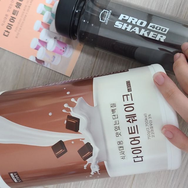 Rium on Instagram: "#광고#프로틴스토리#단백질쉐이크 밥 먹기 귀찮아서 한번 먹어보았습니다. 곧 운동도 시작할 건데, 프로틴 셰이크 치곤 진짜 맛있어요. 초코맛 보단 곡물 맛이 나긴 하는데,