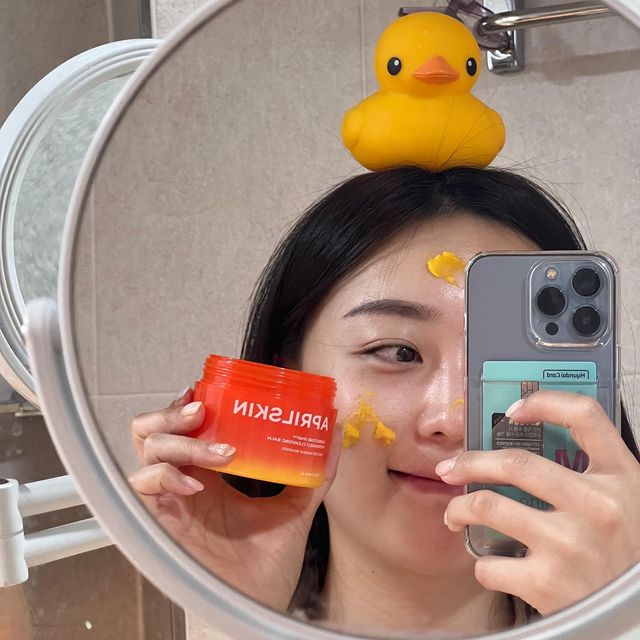 seoyeoni on Instagram: "#광고#에이프릴스킨 클렌징밤으로 클렌징 했더니 피부 완져니 뽀샤시 -🧡🥕🫧 마무리 팩패드 까지 🧖🏻‍♀️ . . . . . . . [캐로틴 IPMP 멜팅 클렌징밤] 메이크업부터 피