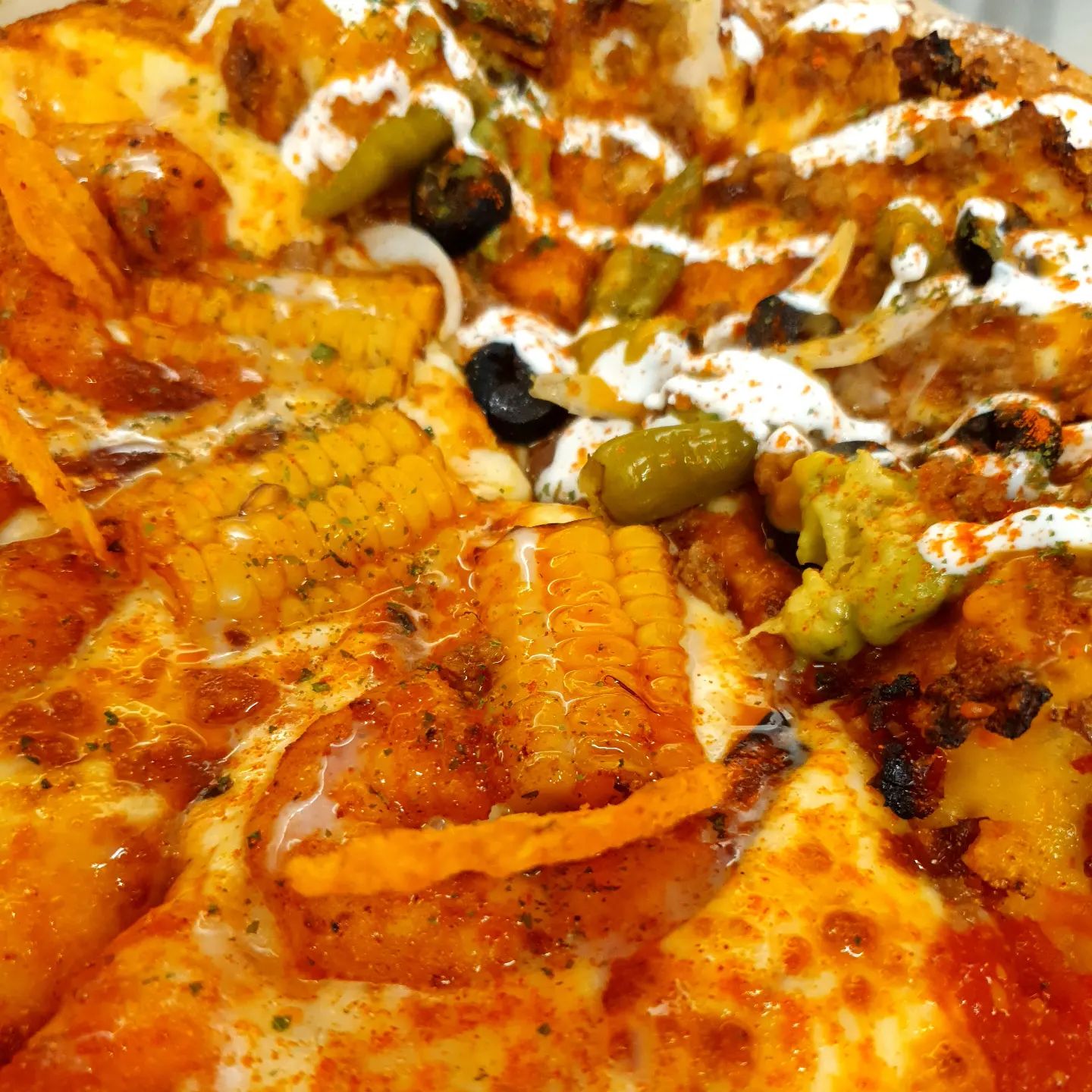 노모어피자 no more pizza, 성수

서울숲 근처에는 소위 핫플이라고 하는 식당들이 많은 지역입니다. 노모어피자는 그 많은 식당들 중에서도 평일 저녁 웨이팅을 해야할 정도로 인기가 많은 곳입니다. 전참시에도 소개 된, 압구정 도산공원점을 본점으로 한 피자집입니다.
 
제가 주문한 메뉴는 시그니처인 옥수수쉬림프피자와 멕시칸치폴레피자를 하프앤하프로 선택한 메뉴입니다. 전체적으로 폭신한 포카치아 도우 위로 올라간 토핑들이 밸런스있게 올라간 피자가 감칠맛을 쏟아냅니다. 짠맛과 단맛을 메인으로 옥수수의 탱글한 식감과 산고추 피클의 맵고 신맛이 피자를 지루하지 않게 해줍니다.

서울숲역
노모어피자
하프앤하프 R
20,000