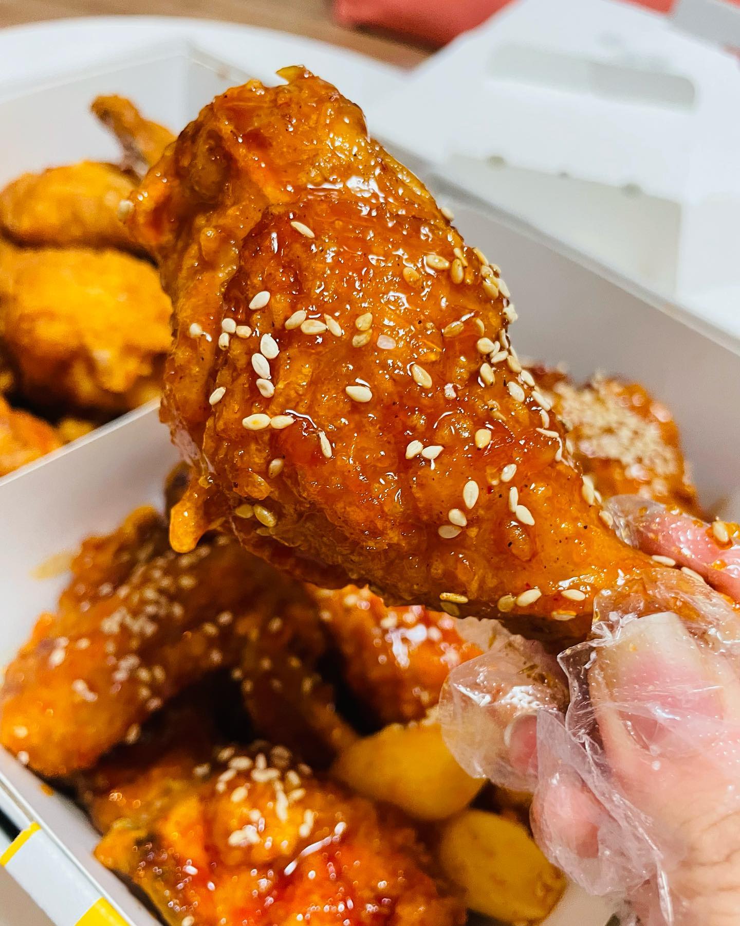 그렇죠..#야식 국룰은 #치킨 🍗아닌가요!?
인친님들은 어떤 치킨 좋아하세요~~??
전 양념의 원조 #페리카나 !!!! 옛날치킨맛이에용 ㅎㅎ 초등학교때 가족이랑 같이먹던 그맛인것 같아요~ 

요새는 #교촌허니콤보 #뿌링클 여러 치킨들도 많이 등장하고, 종류도 많아지구요~
그만큼.. 금액도.. 어마무시해졌죵~~

📌📌그거 아세요!? 페리카나도 언제부턴지
"두마리 치킨" 등장했는데 지점마다 조금씩 차이는 있지만 "23000-25000" 하더라구요!!
닭다리도 크고 양도 많고!! 진정한 치킨을 찾은느낌?! 간장 파닭 등등 종류도 많아졌아요~

#양념반후라이드반 🍗🍗에 #생맥 🍻
크~~ 오늘도 야식먹는 #배나오닝~~😜