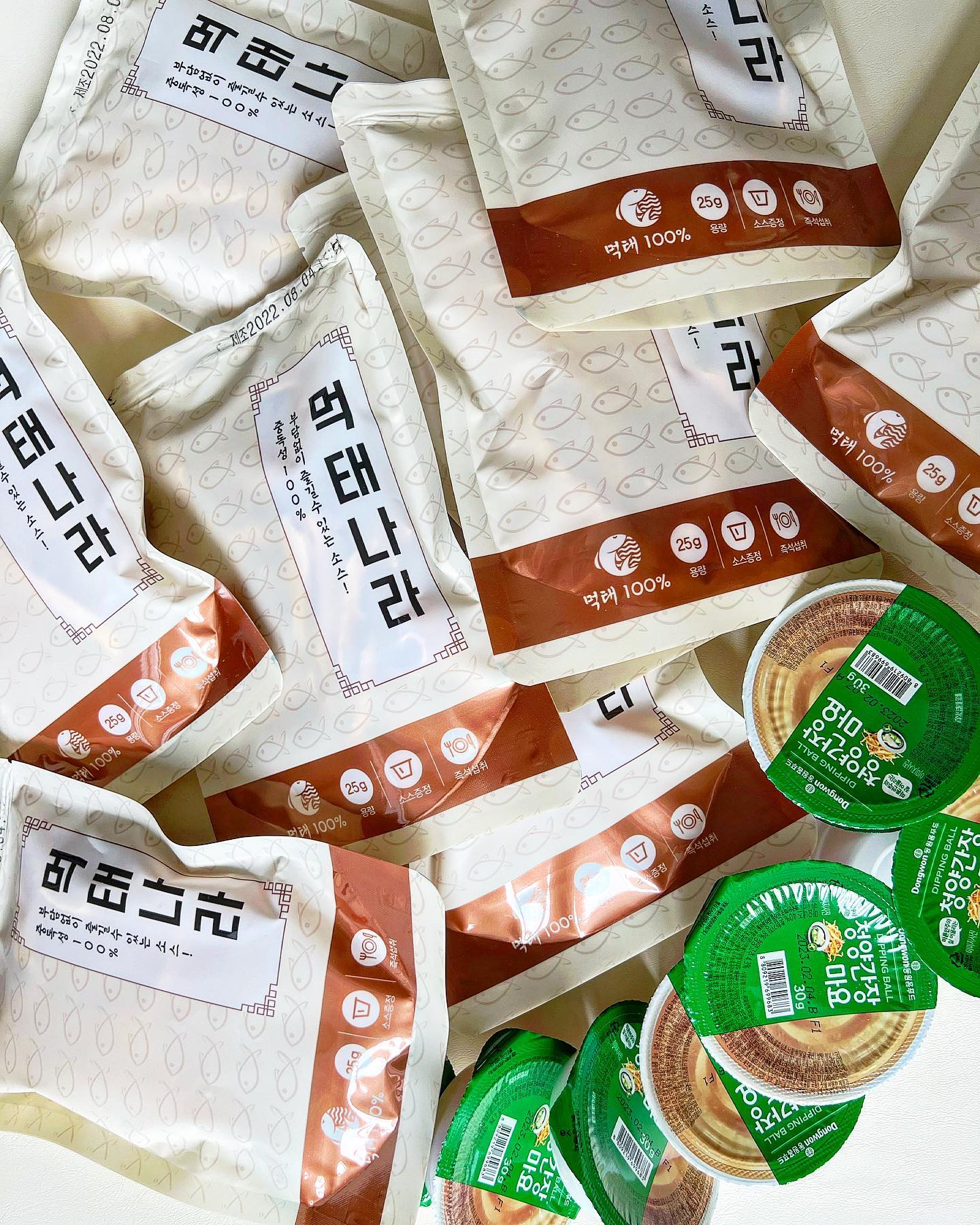 정확히 오후 11시05분 육퇴햇슴니더..허허

간단하게 뭐 없을까하고 주섬주섬 찾다가 
아 맞다 먹태!!!!!!+맥주 번뜩 생각나서 바로 실행했어요

저 요즘 입 호강하는중이에요😳
역전할머니 가면 항상 먹태에 치즈 라볶이 국룰인거 아시죠..
끄적이면서 군침 나오는 1인ㅎㅎ제가 먹태에 환장하거든요?
협찬이지만 내돈내산으로 추가 구매할 정도로 맛있는 먹태 찾았습니다

앉은 자리에서 4봉지나 먹은 마성의 그 먹태..
저 먹태에 진심인데 이 먹태는 에프에 다시 굽굽 안해도 돼요! 
같이 오는 청양 간장 마요소스 느낌 오시죠? 
마요 소스에 푹푹 찍어 먹어도 소스가 남아서 나쵸랑 먹었어요 

안짜요 안짜!!!! 먹태에 푹 찍어 먹으면
딱 좋아요 저는 그렇게해서 앉은 자리에서 4봉ㅇ 먹었..

뭐 하나에 꽂히면 질릴때까지 한 곳만 파는 스타일😎
내일 루틴은 아기 삐요 일어날때까지 선잠 자다가
12시 넘어서 클로이데이-저녁 닭강정-마무리 먹태나라
안봐도 비디오..질릴때까지 먹어요ㅋㅋ
피드는 그동안 먹었던 새로운 게시물로 올리겠슴동!

저는 이제 그만 선잠을 청하러 갈게요,,🐰🐰