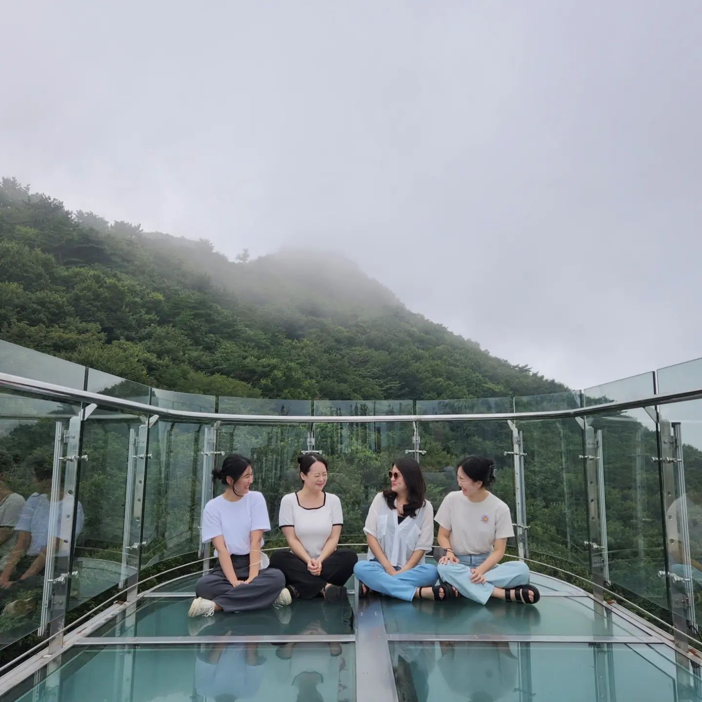 #통영인영 #통영케이블카 #스카이워크

전주 이후로 3년 반만에 넷이서 같이 떠난 여행🤍

2박 3일동안 세상 쉴틈없이  웃고 떠들고
통영에서 제일 행복했을 우리😆

그와중에 나만 신발 샌들 신는 거 안 알려준 사람 누구야🥲

한동안 통영의 기억으로 살면서 건진 사진들 다 올려야지🤳