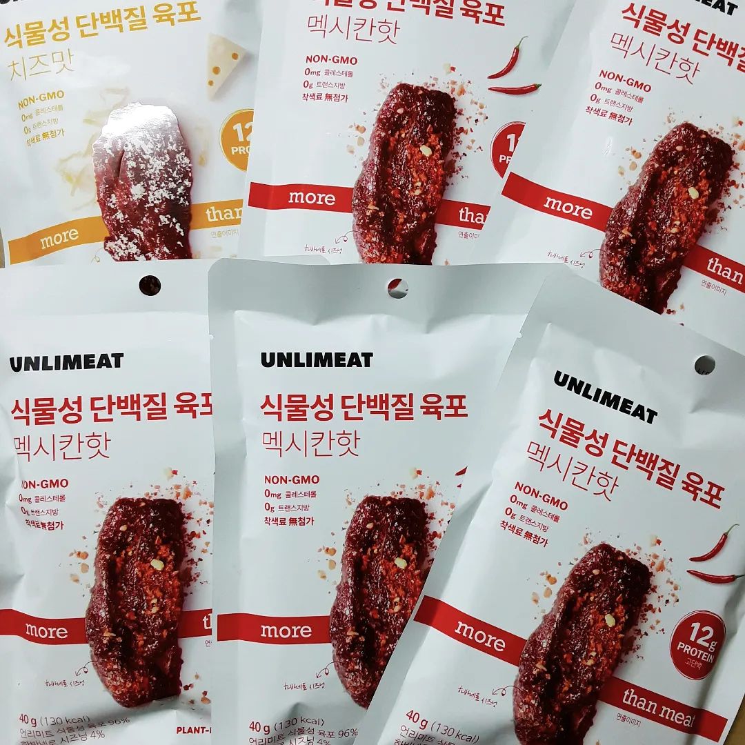 오늘의 리뷰🍽 #체험단 
언리미티드 식물성 육포 

언리미티드 원정대에서 육포대전에 참여해 식물성 육포 체험을 하게되습니다 

맥시칸핫파 대원으로 선택되어 맥시칸핫 5봉지 치즈맛 1봉 받음😋 

가격 3800원(언리미트 네이버스토어 기준) 

평점 ⭐️⭐️⭐️⭐️ 4.0/5.0 

식감이 진짜 고기로 만든 육포와 비슷함 쫄깃하면서 일반 육포보다 식감이 좀 더 부드러운 맛 
식물성 원료로만 만들어진데다가 GMO프리인 콩단백질에 무색소, 무보존료, 콜레스테롤0mg, 트렌스지방0이라 성분이 안심됨
프로틴 12g까지 들어있어 다이어터들 간식으로 좋을 듯 

맥시칸핫은 진라면 정도의 맵기로 살짝 매콤한 맛
맵찔이는 약간 맵다고 느낄 수 있는 정도
간식이나 맥주 안주로 추천 

한봉에 들어있는 양이 많지는 않아서 순식간에 먹음 

치즈맛은 좀 느끼해서 내 취향이 아님 

네이버스토어에서 8월 23일 오후 7시 30분에 라이브 특가예정 

제품제공 unlimeatofficial 

요즘 바쁜 일이 있어서 한동안 인스타를 못했네요 주말을 맞이해서 밀린 피드도 올리고 답방도 가겠습니다 즐거운 주말되세요🙆‍♂️ 

#언리미트#식물성육포#육포#단백질간식#비건간식#술안주#간식추천#언리미트맥시칸핫#다이어터간식#프로틴육포
#솔직리뷰#솔직후기#리뷰스타그램#먹스타#먹스타그램#맛스타#맛스타그램#유지어터#아가리어터#유지어터그램#아가리어터그램#다이어터
#맞팔환영#맞팔하면선팔#먹팔환영#선팔환영#소통환영#foodstagram#mukstagram